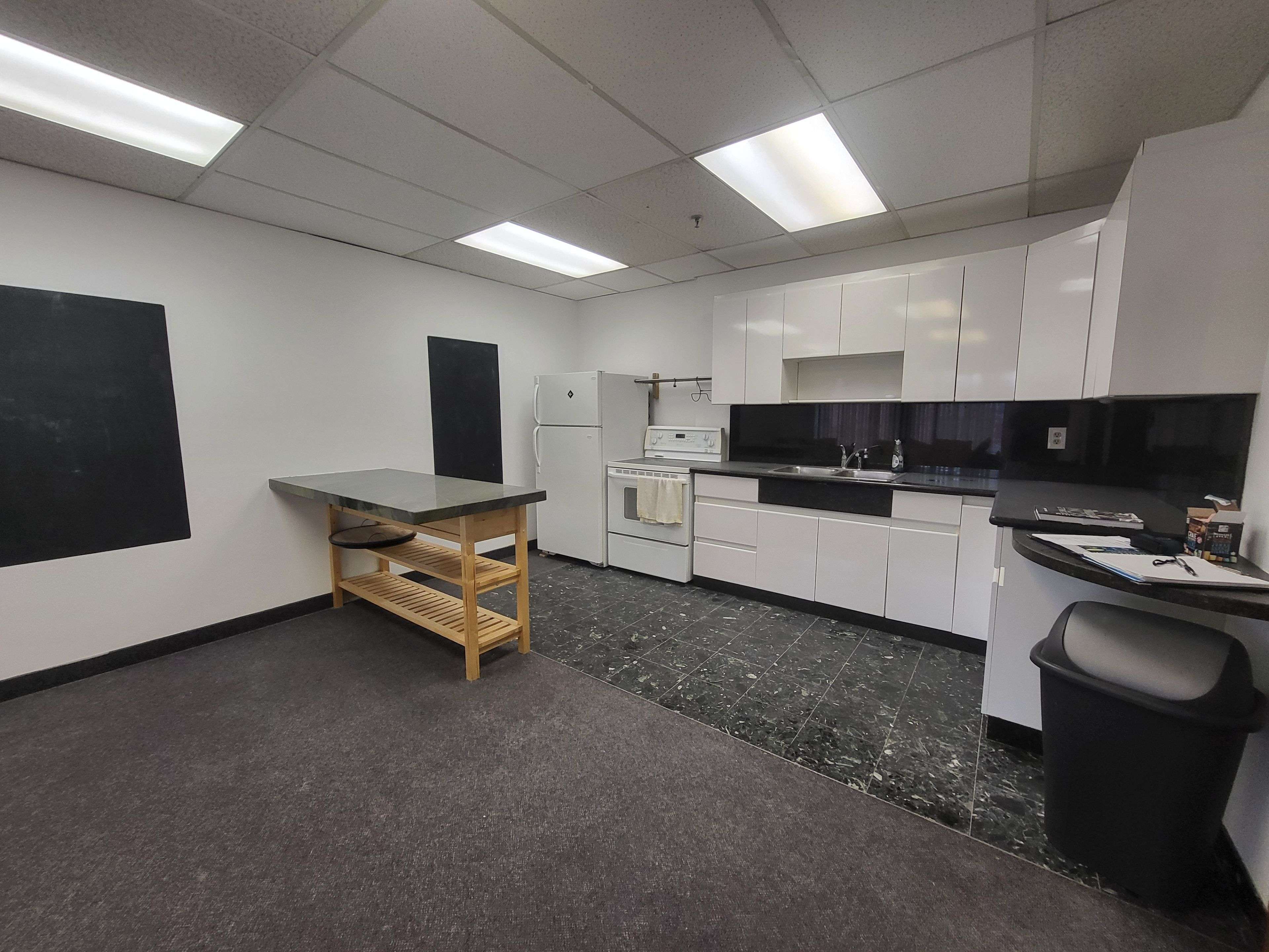 Vaughan, ON L4K 4L9,110 Cidermill AVE #A