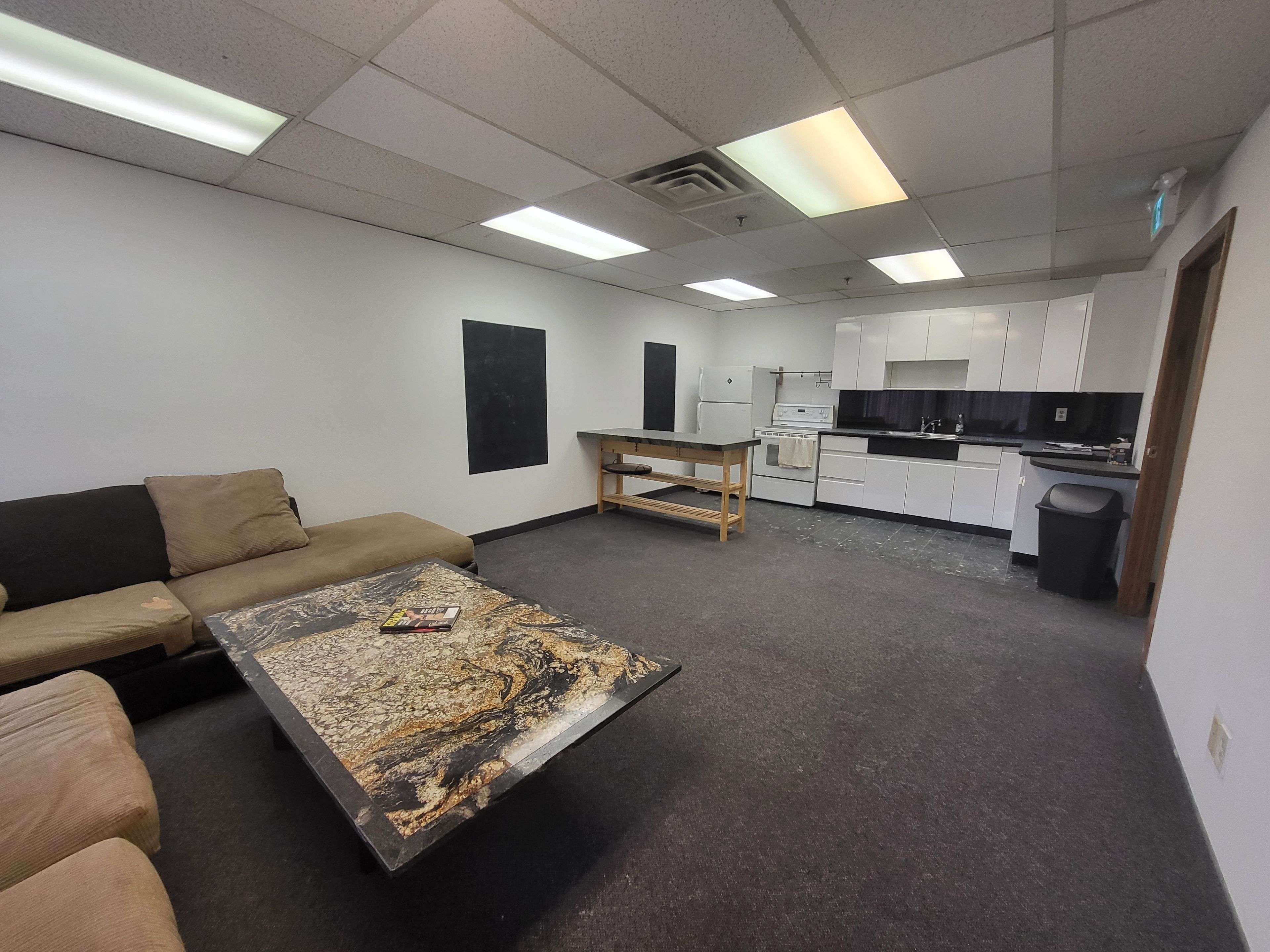 Vaughan, ON L4K 4L9,110 Cidermill AVE #A