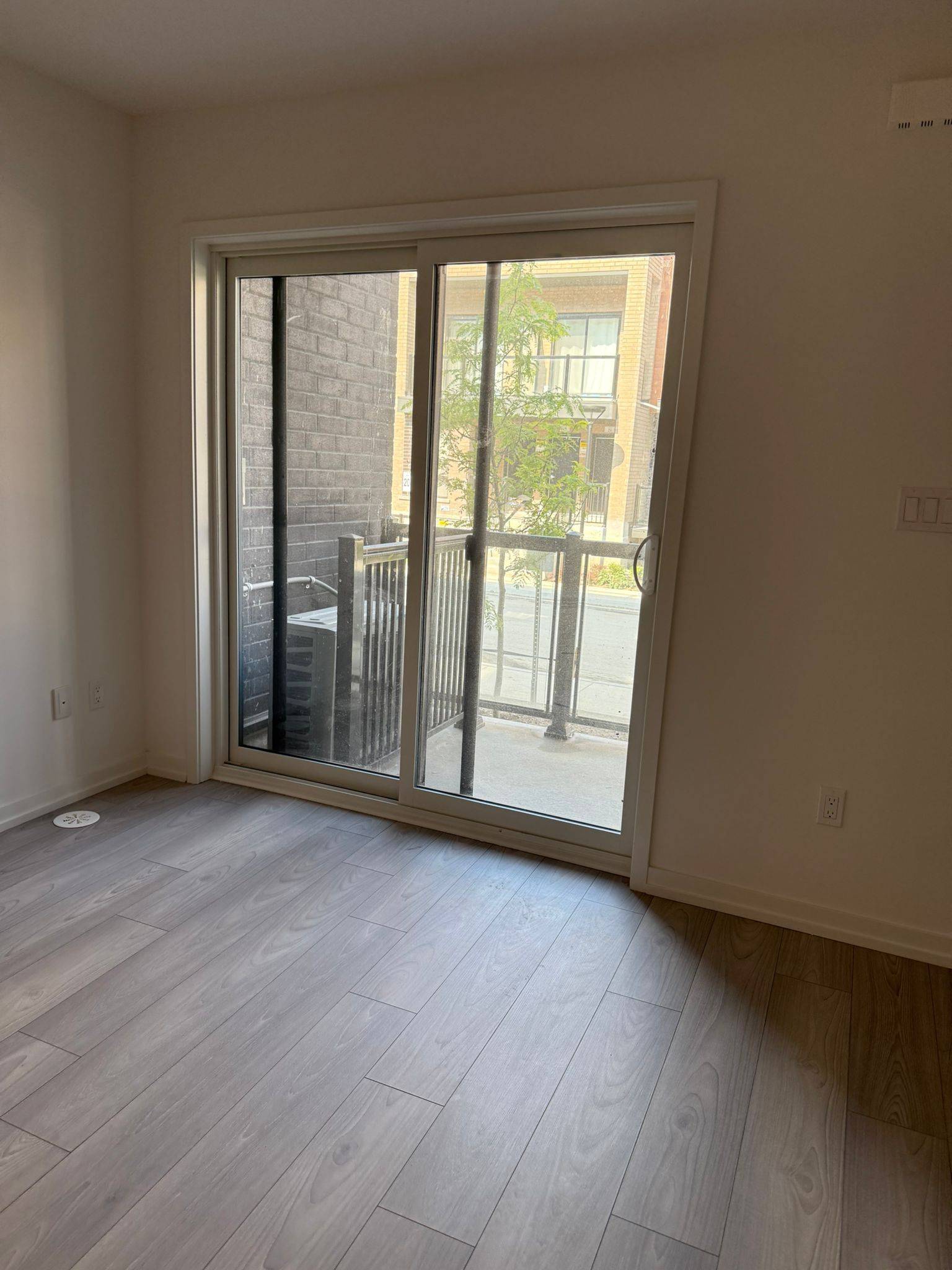 Newmarket, ON L3Y 0H4,17 Lytham Green CIR #23