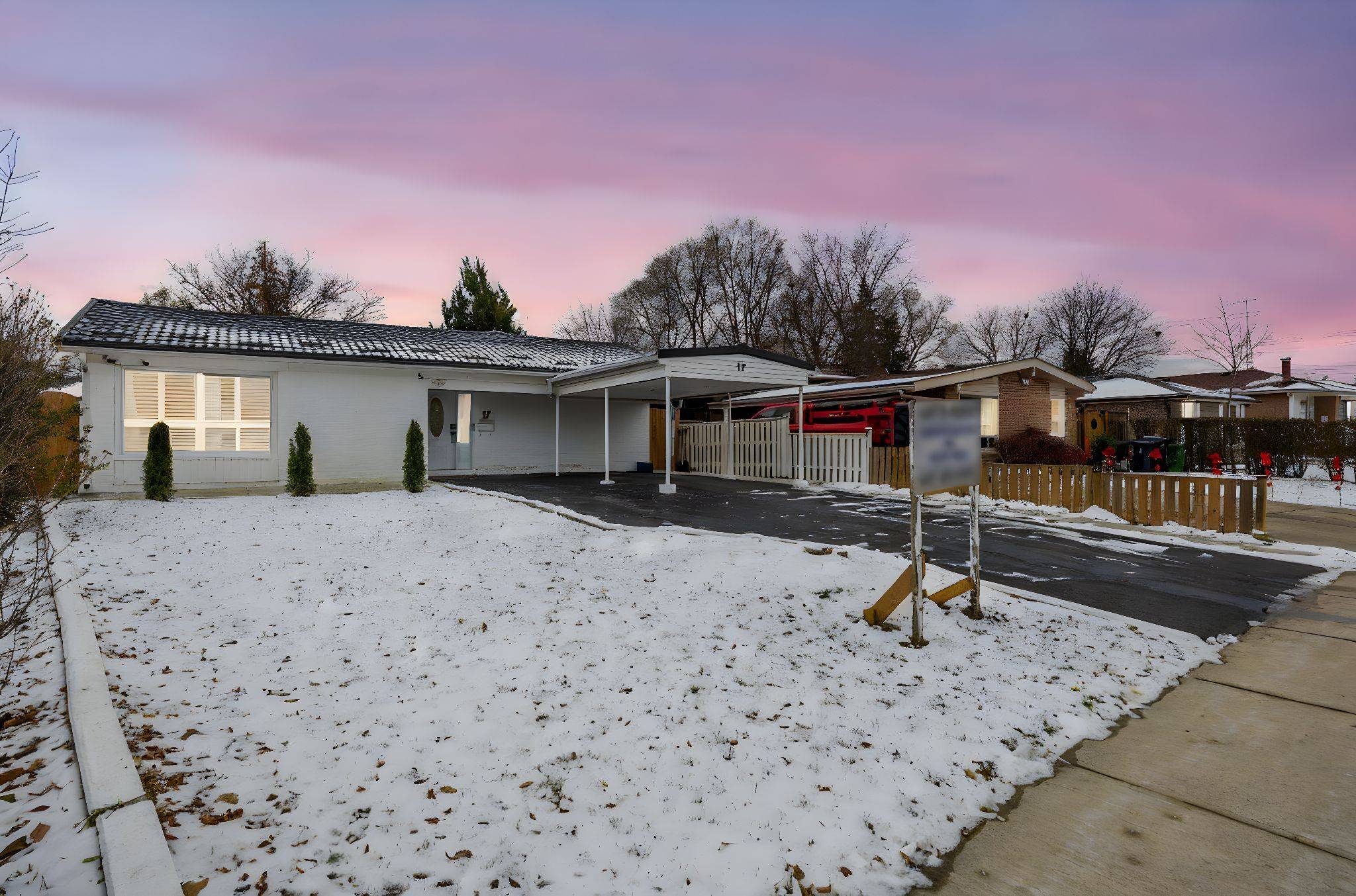 Toronto W10, ON M9V 1Y2,17 Avening DR