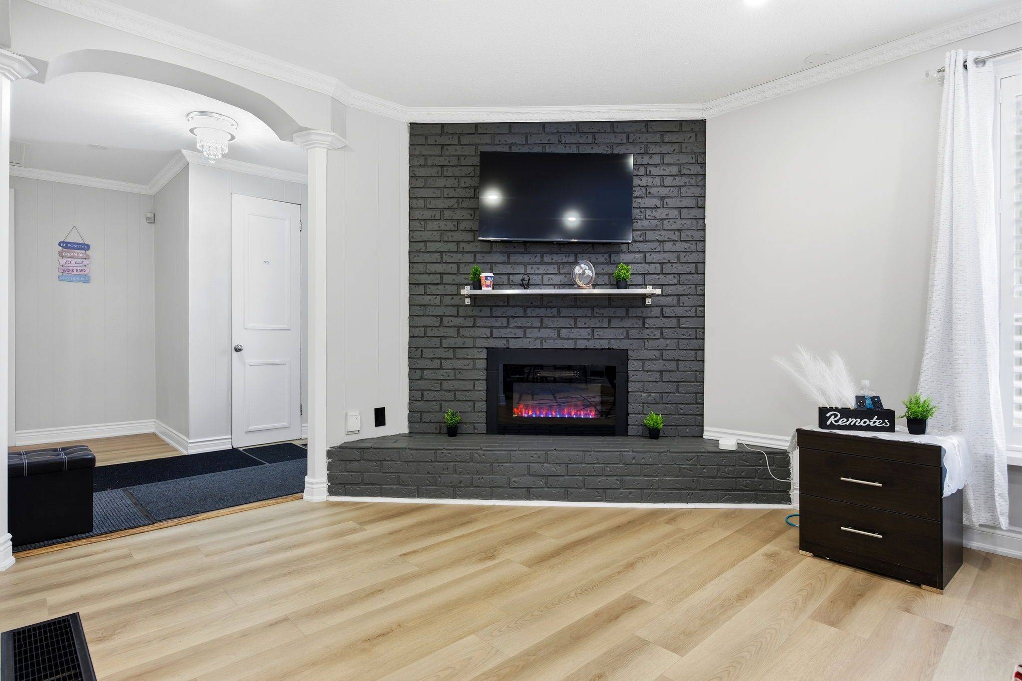 Toronto W10, ON M9V 1Y2,17 Avening DR