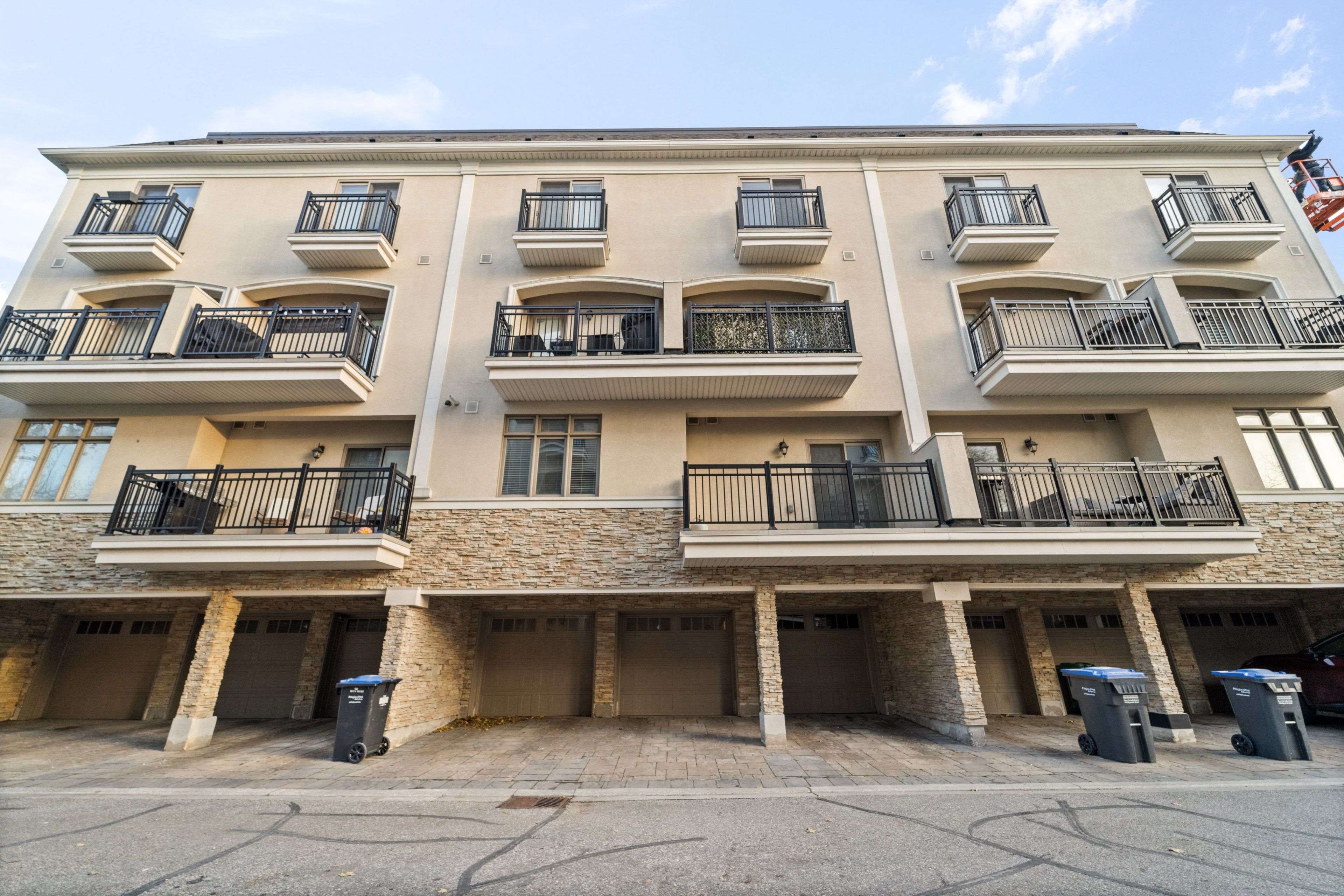 Mississauga, ON L5A 2X4,3083 Cawthra RD #23
