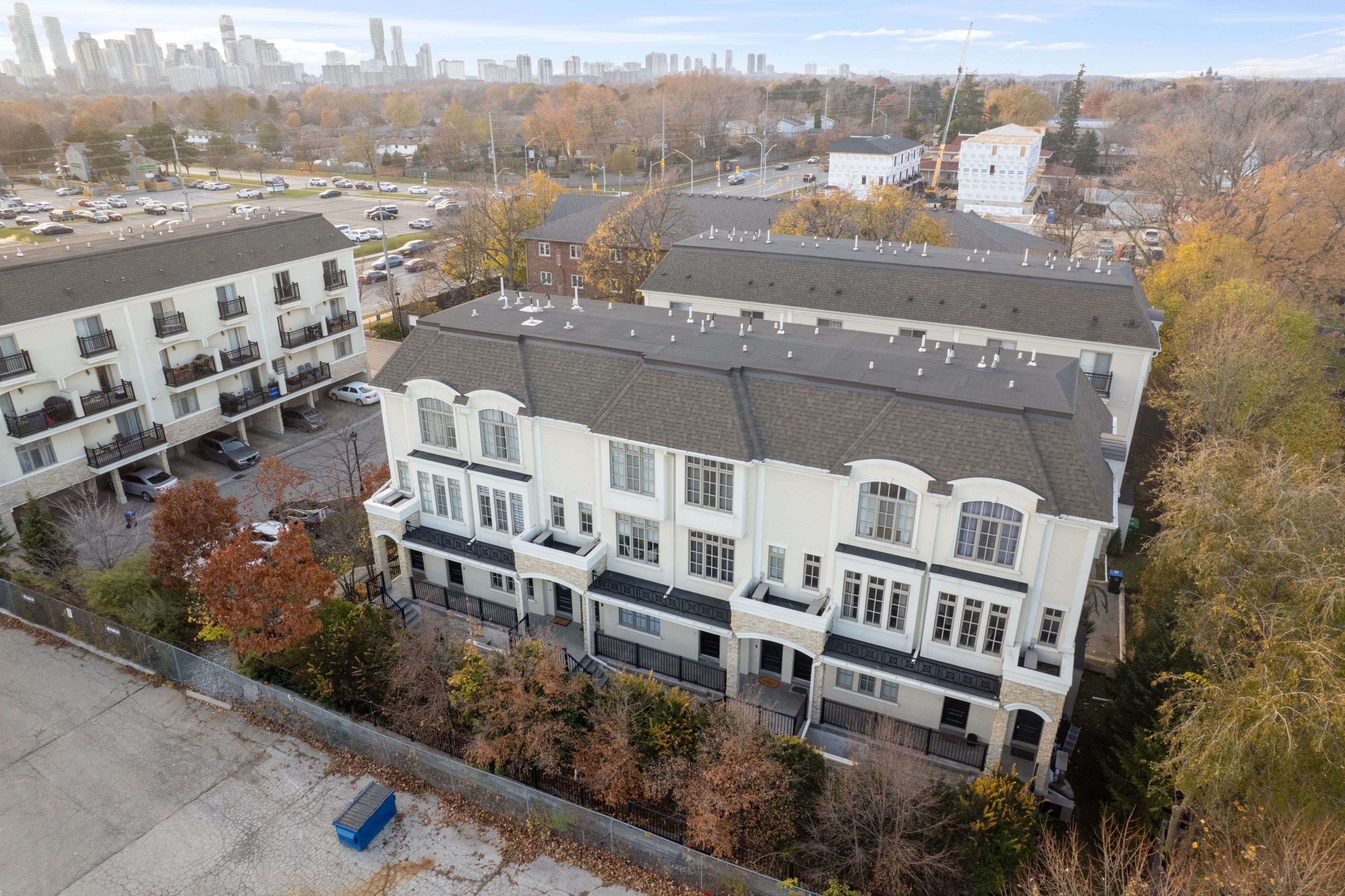 Mississauga, ON L5A 2X4,3083 Cawthra RD #23