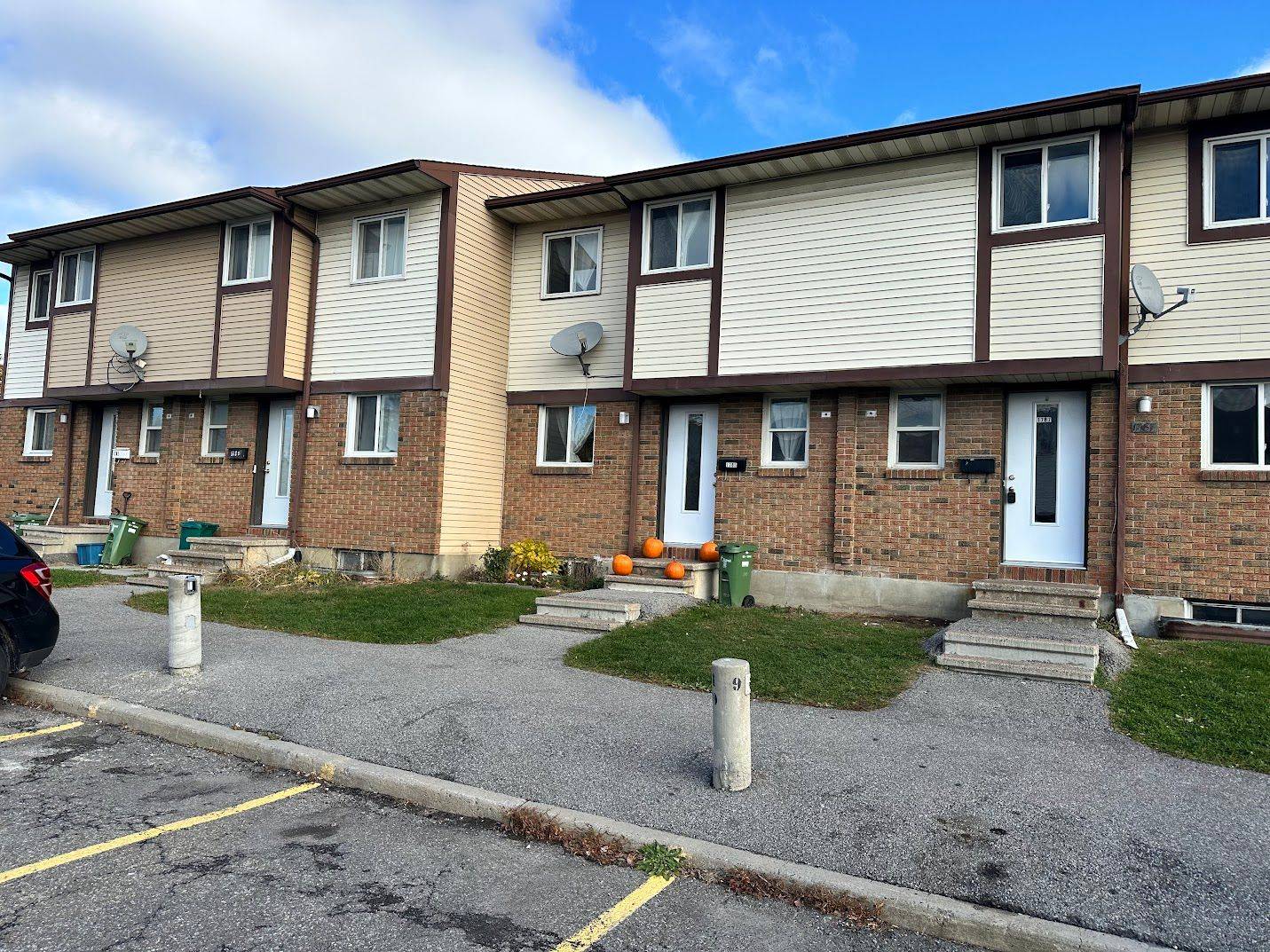 Cyrville - Carson Grove - Pineview, ON K1B 5J4,1787 DONDALE ST ST