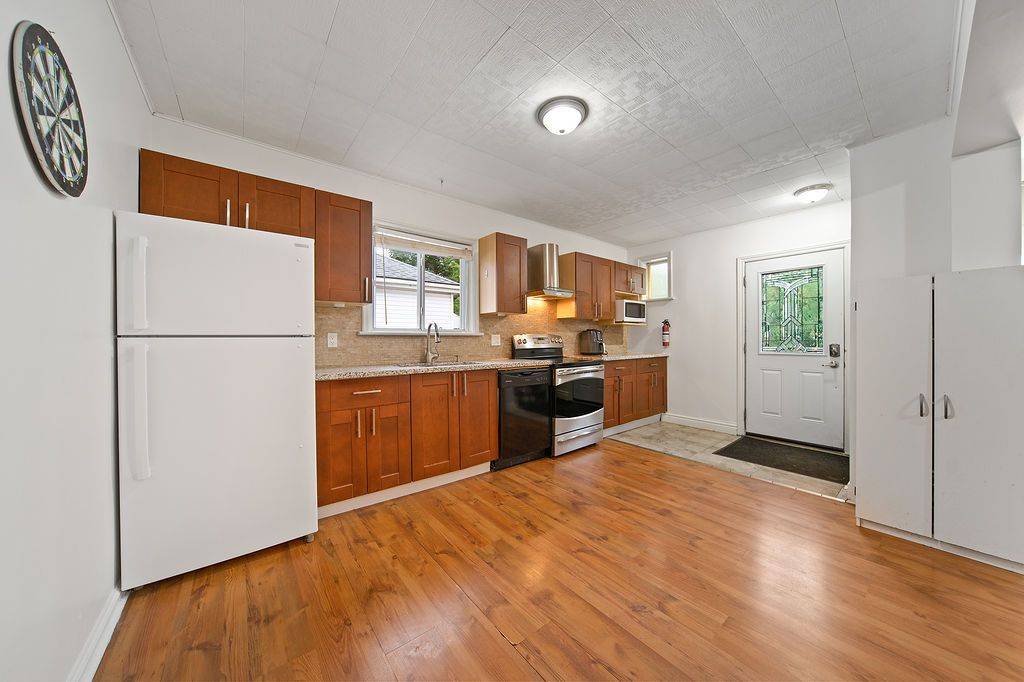 Hamilton, ON L8S 2G5,82 Whitney AVE