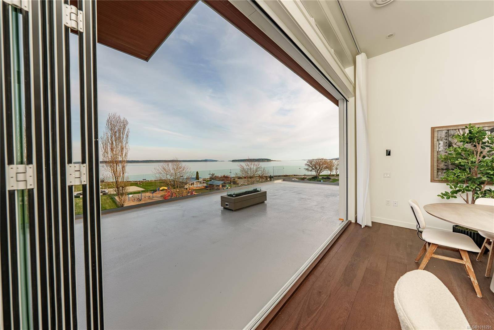 Sidney, BC V8L 2W5,9570 Fifth St #403