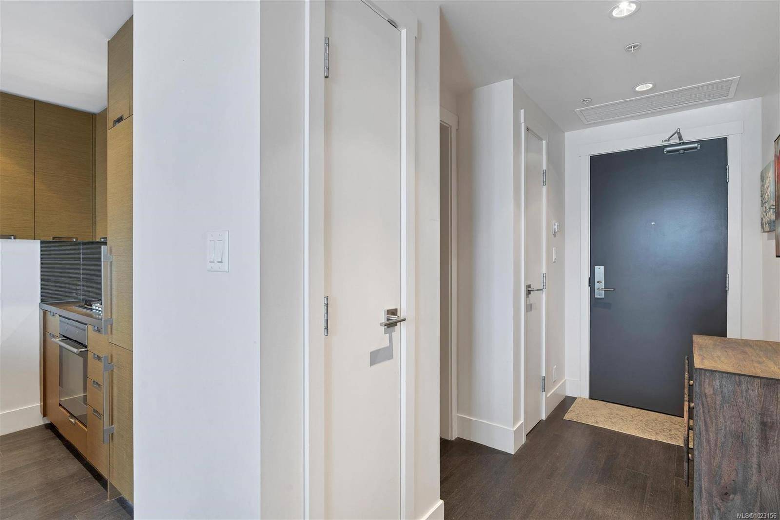 Victoria, BC V9A 0E7,83 Saghalie Rd #704