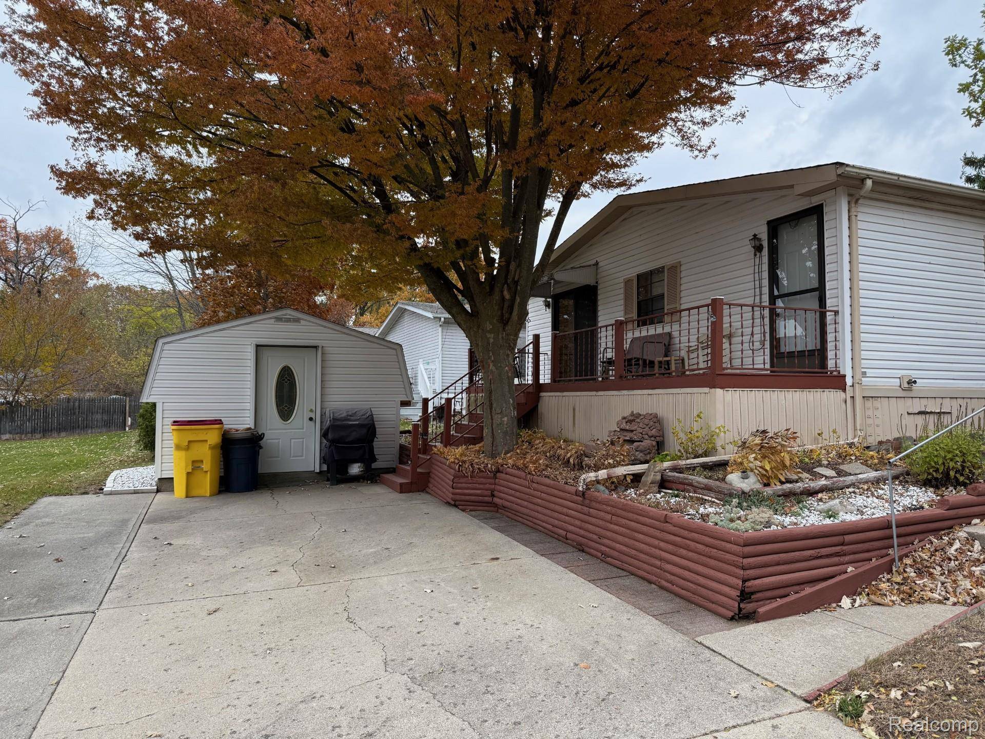 Fenton, MI 48430,3072 E Bay DR