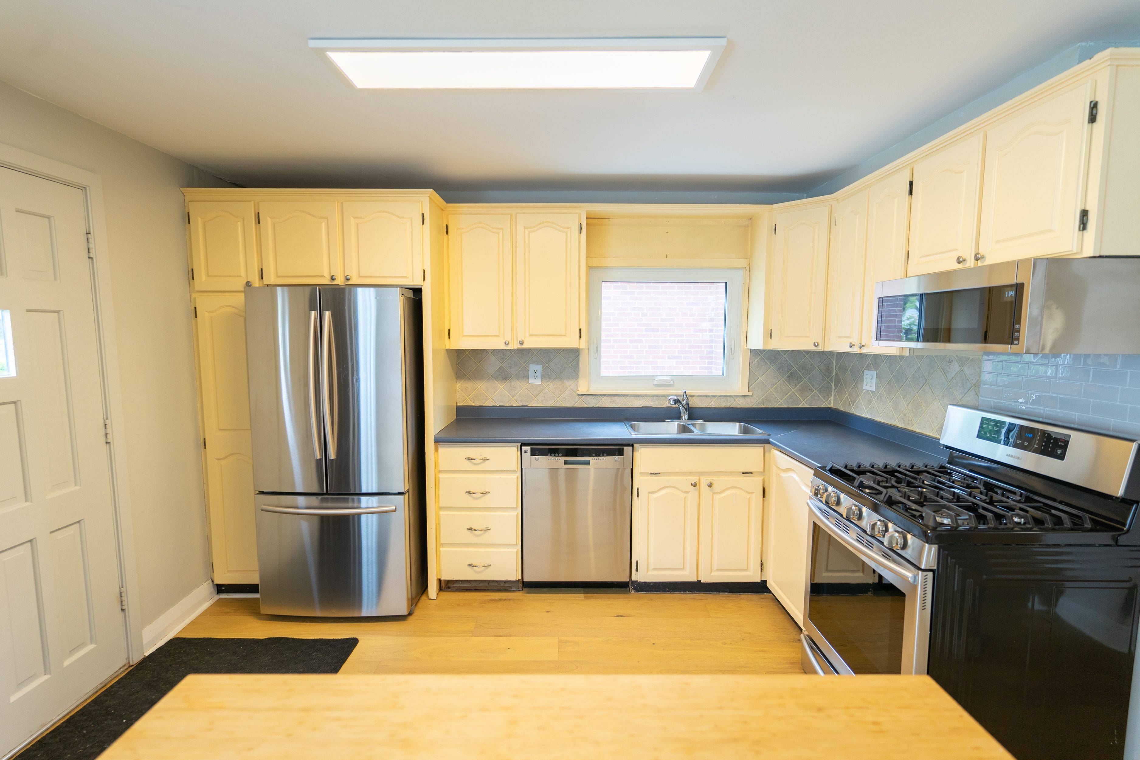 Toronto E03, ON M4B 1V2,15 Dalecrest DR