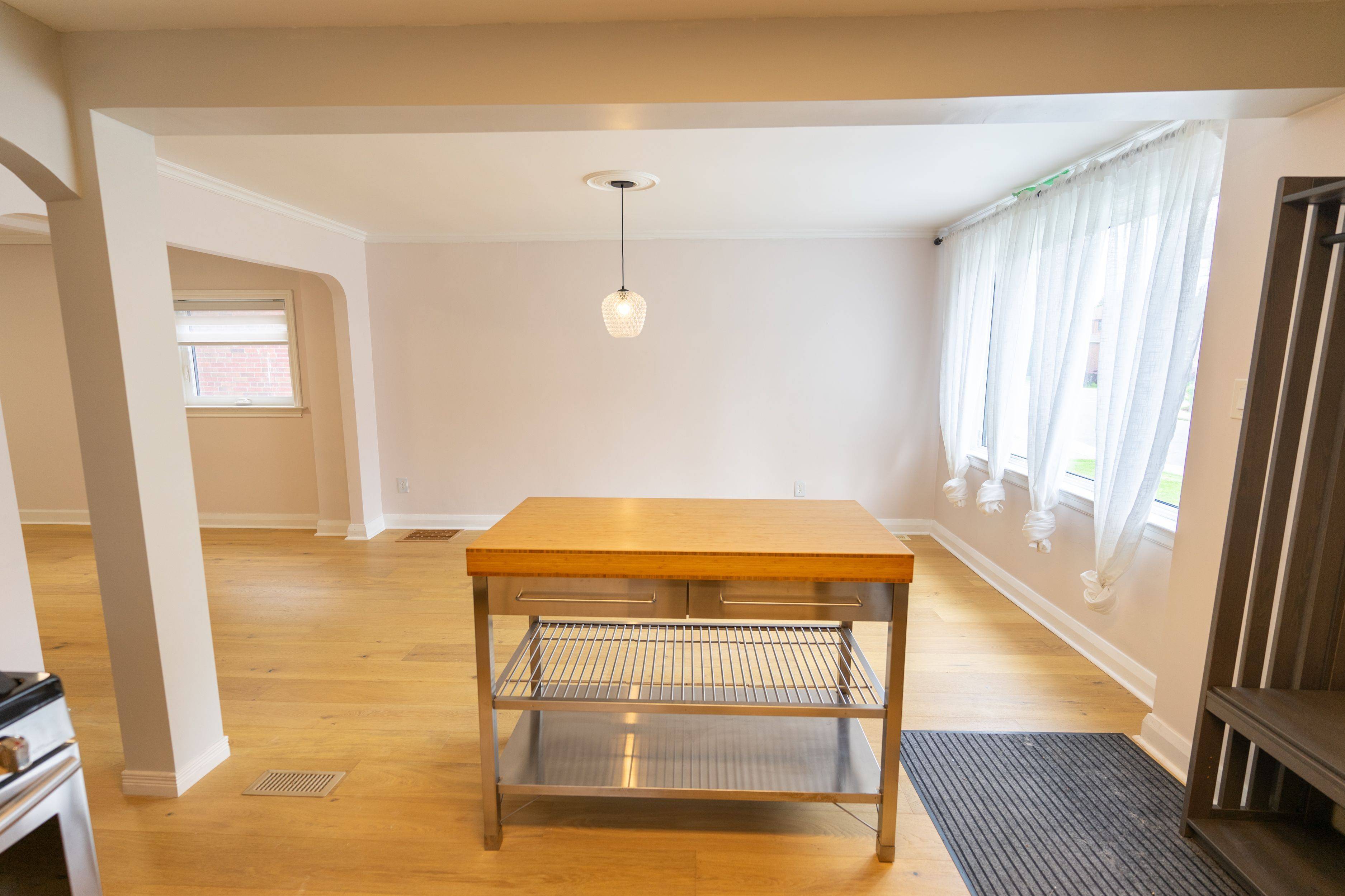 Toronto E03, ON M4B 1V2,15 Dalecrest DR