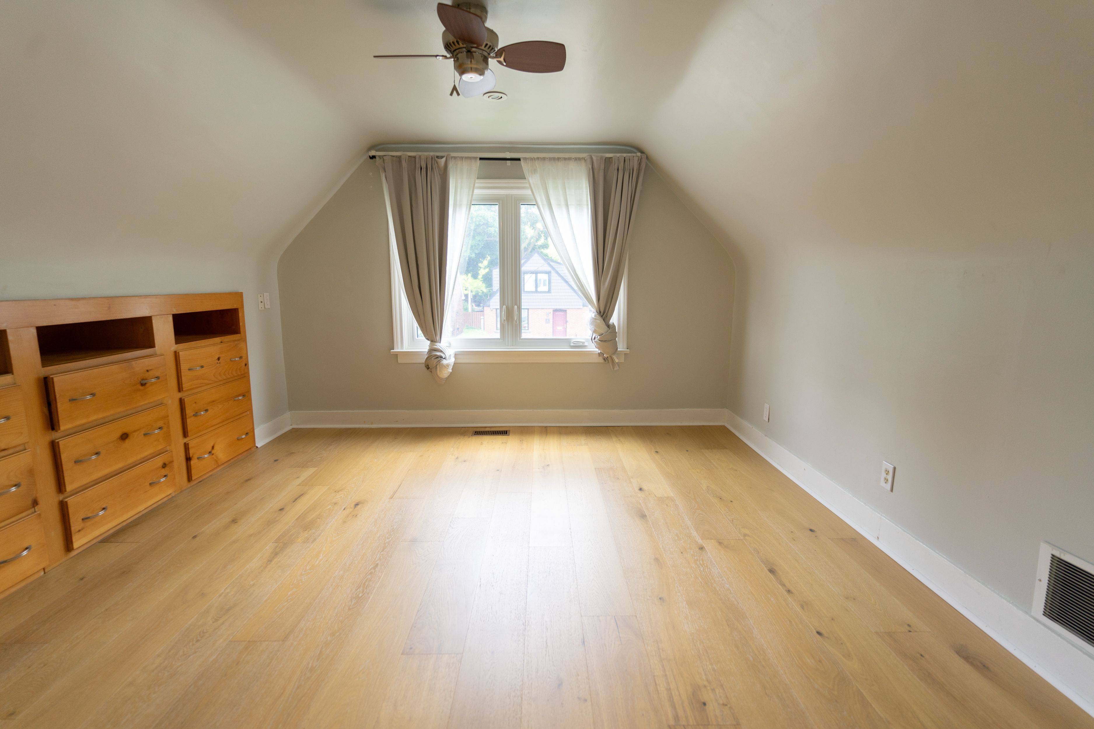 Toronto E03, ON M4B 1V2,15 Dalecrest DR