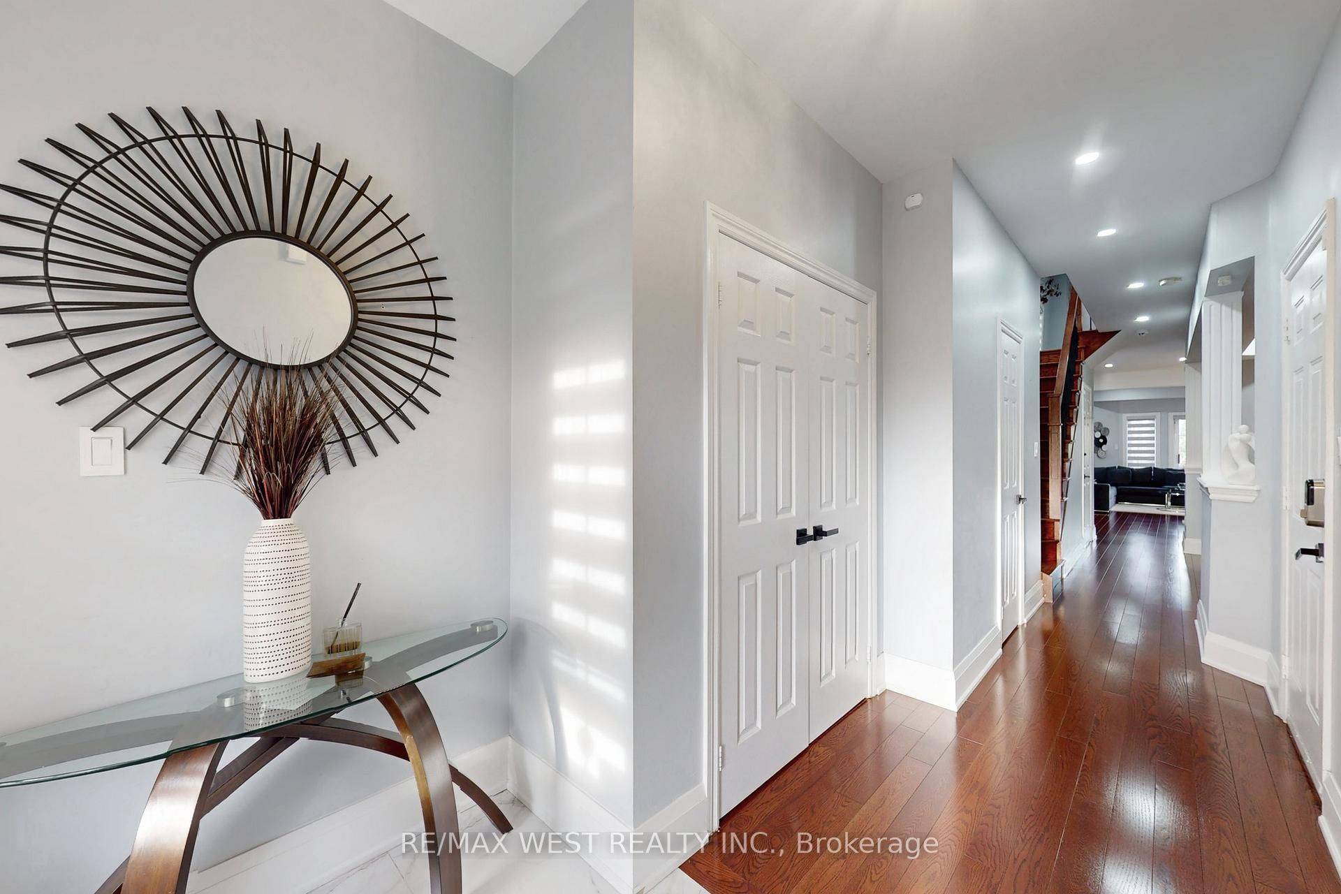 Pickering, ON L1X 2X7,601 Sunbird TRL