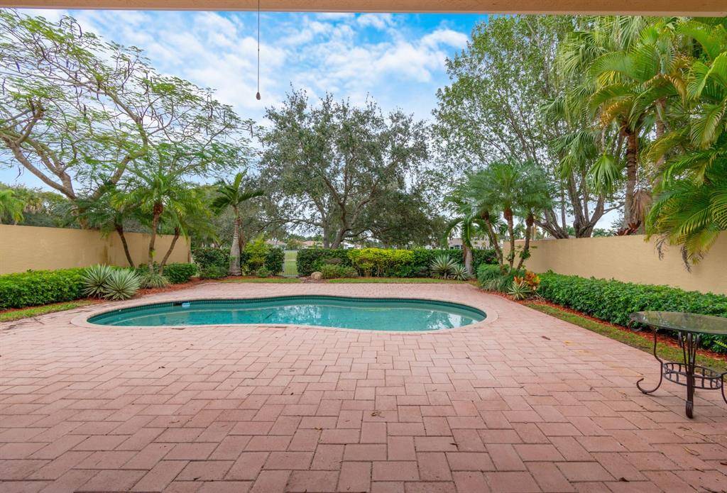 Weston, FL 33327,2466 Bay Isle Ct #2466