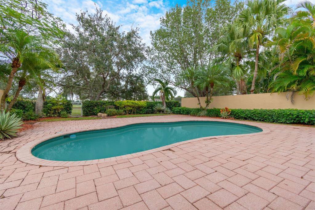 Weston, FL 33327,2466 Bay Isle Ct #2466