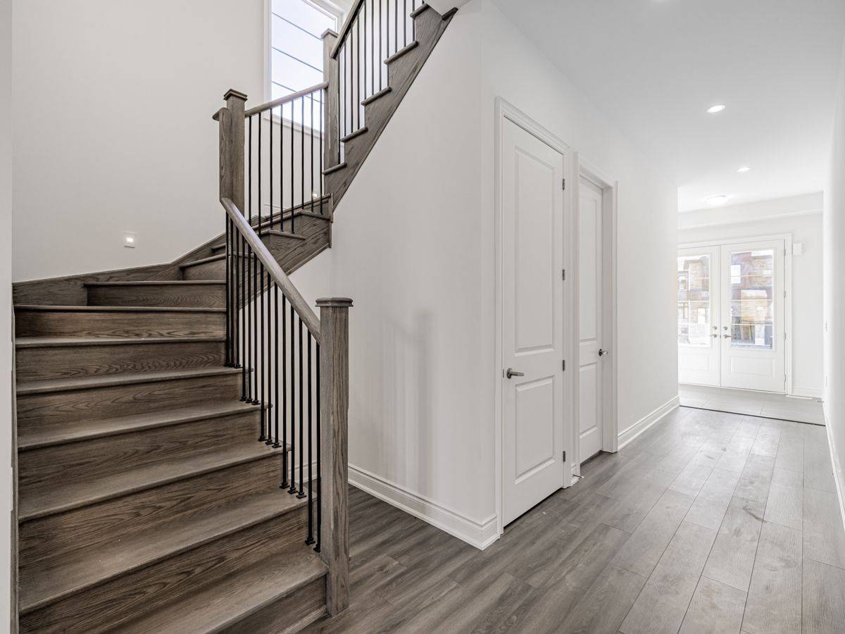 Bradford West Gwillimbury, ON L3Z 4M9,16 Rowe ST