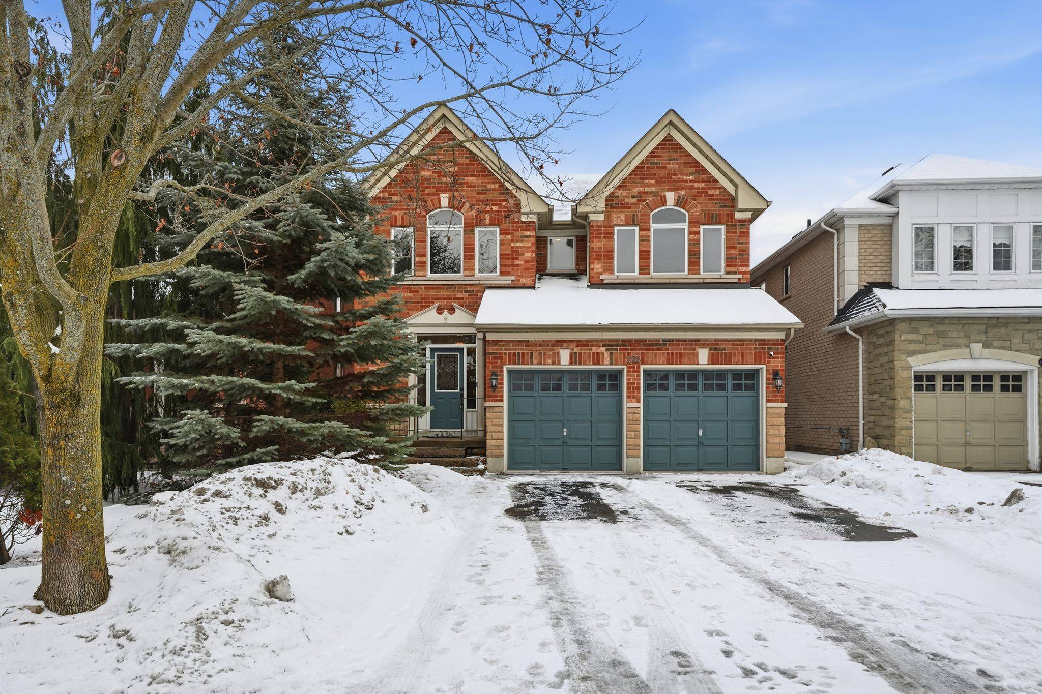 Newmarket, ON L3X 2W1,228 Sawmill Valley DR