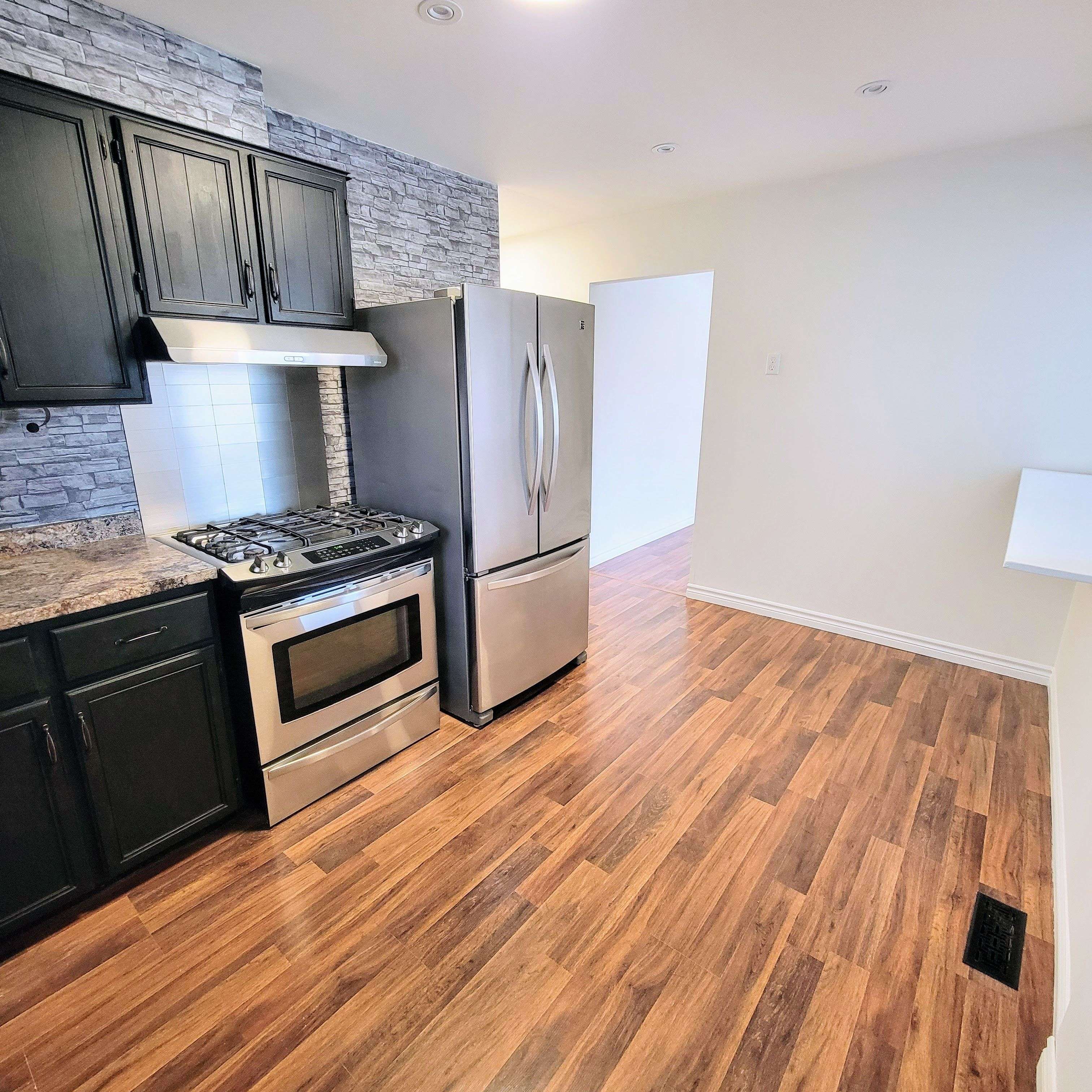 Barrie, ON L4N 6H1,34 McConkey PL #Upper