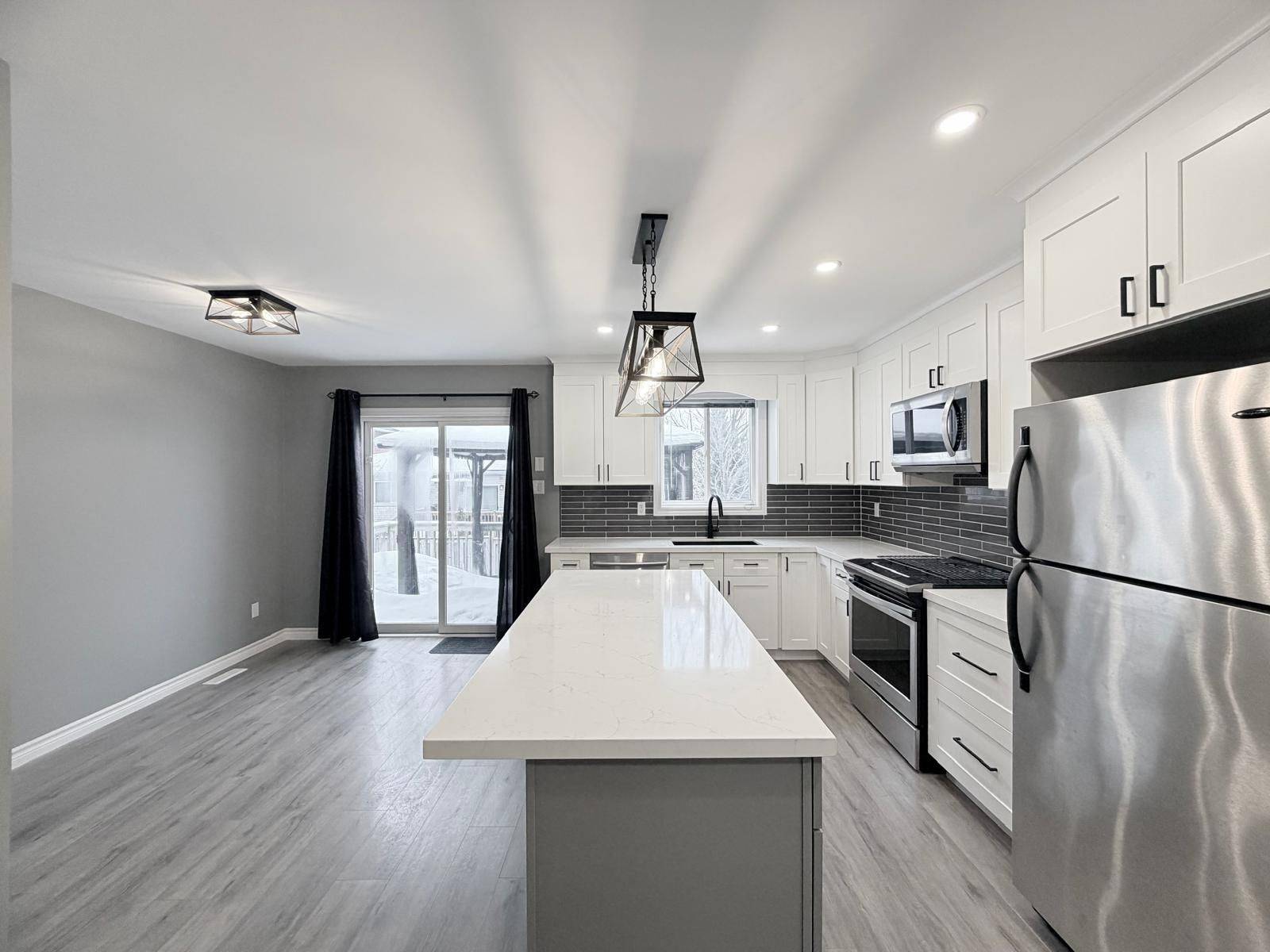 Barrie, ON L4N 0W8,59 Jagges DR #Upper