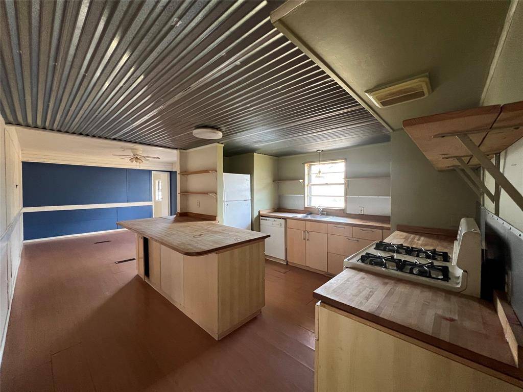 Henrietta, TX 76365,1110 W Gilbert