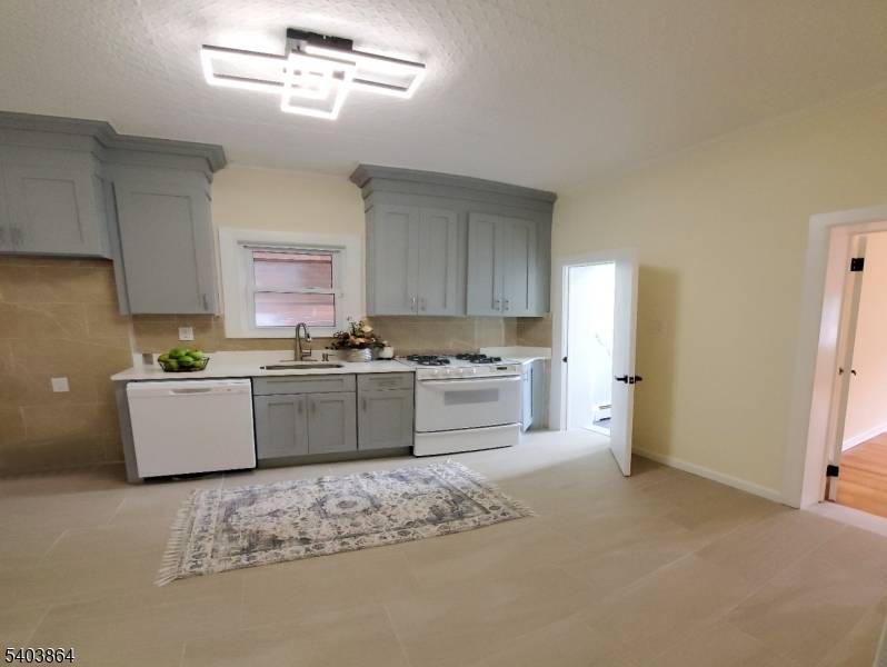 Cliffside Park Boro, NJ 07010,244 Lincoln Ave