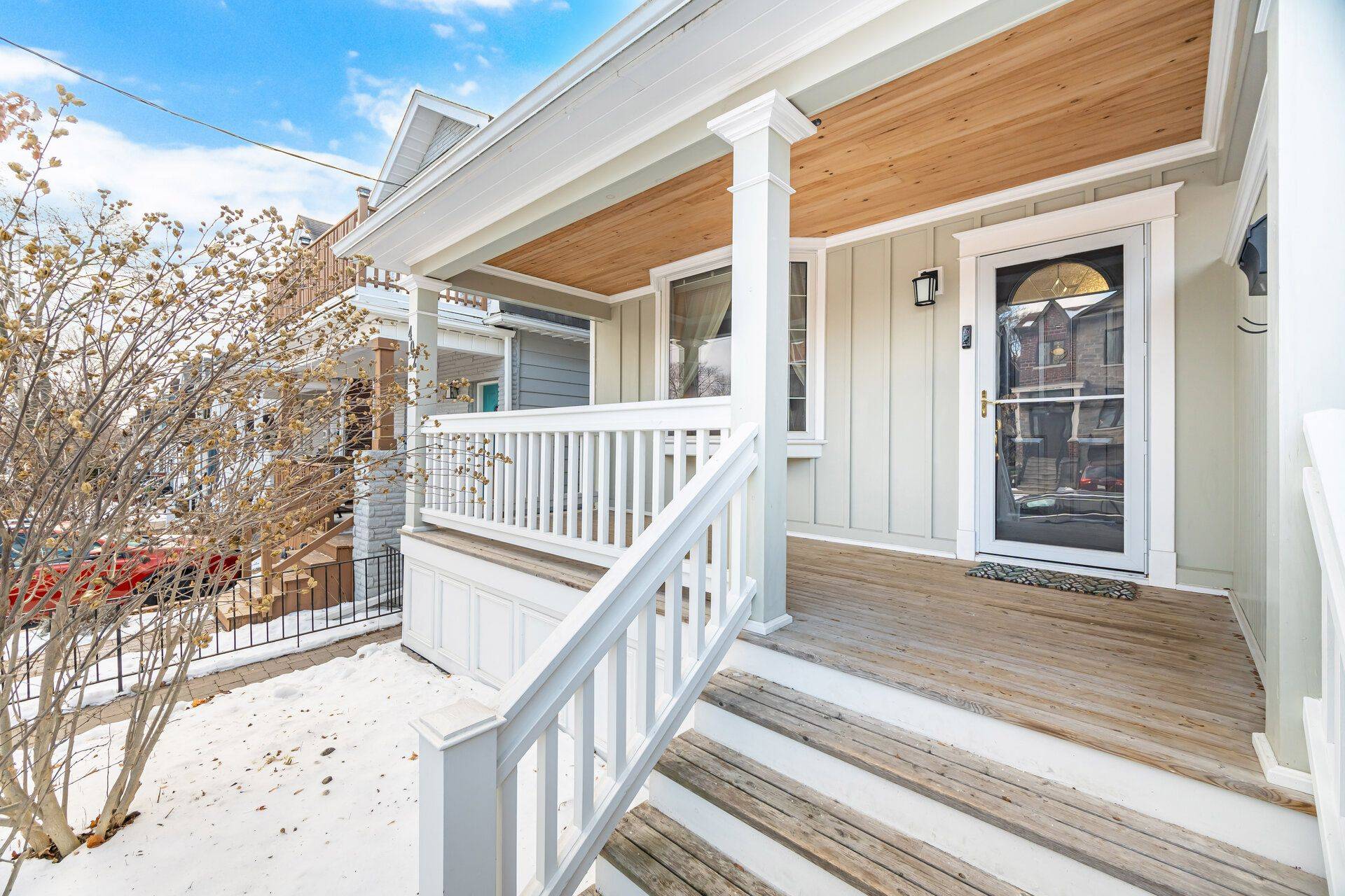 Toronto E01, ON M4L 2X1,402 Woodfield RD #A