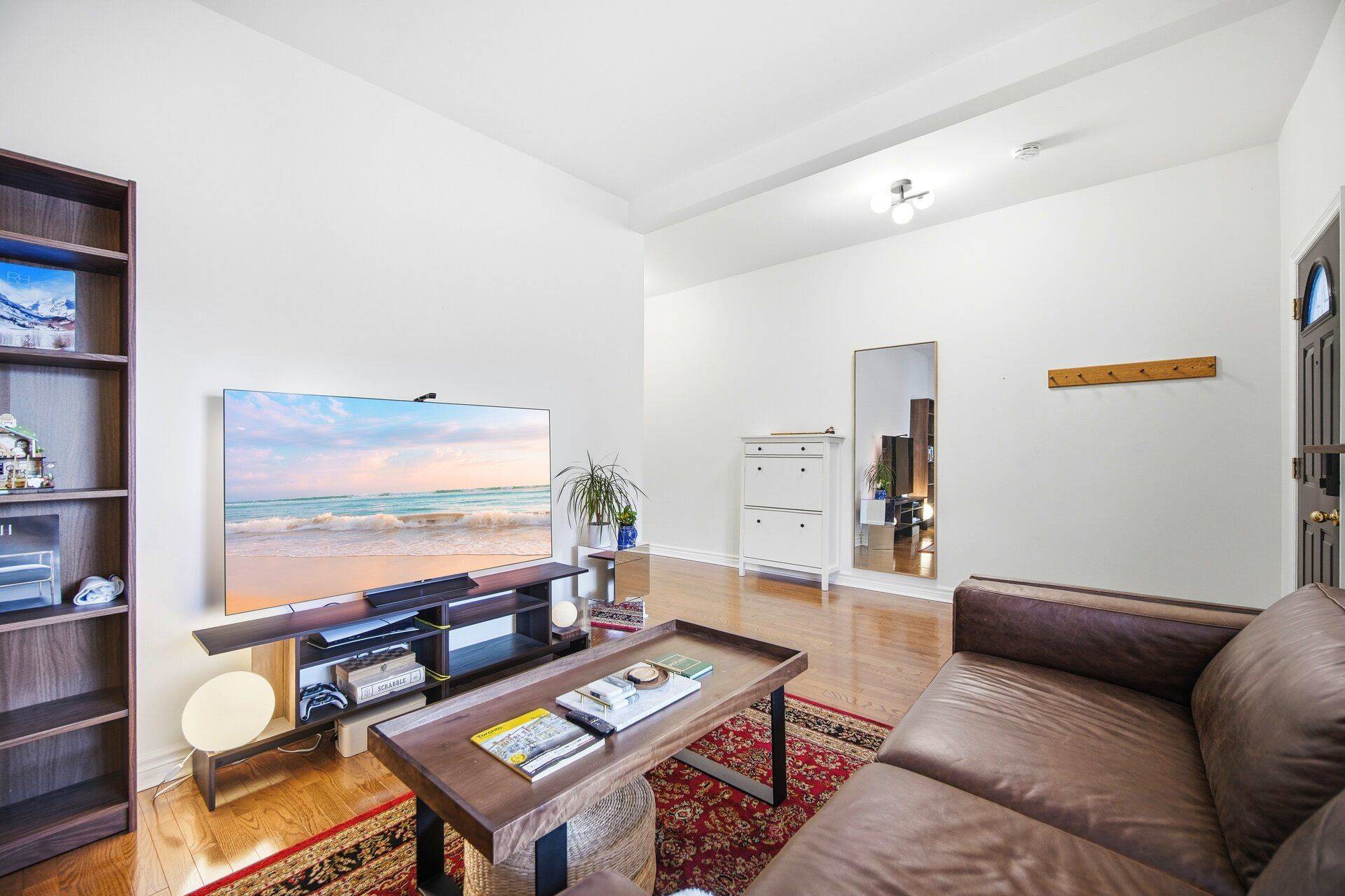 Toronto E01, ON M4L 2X1,402 Woodfield RD #A