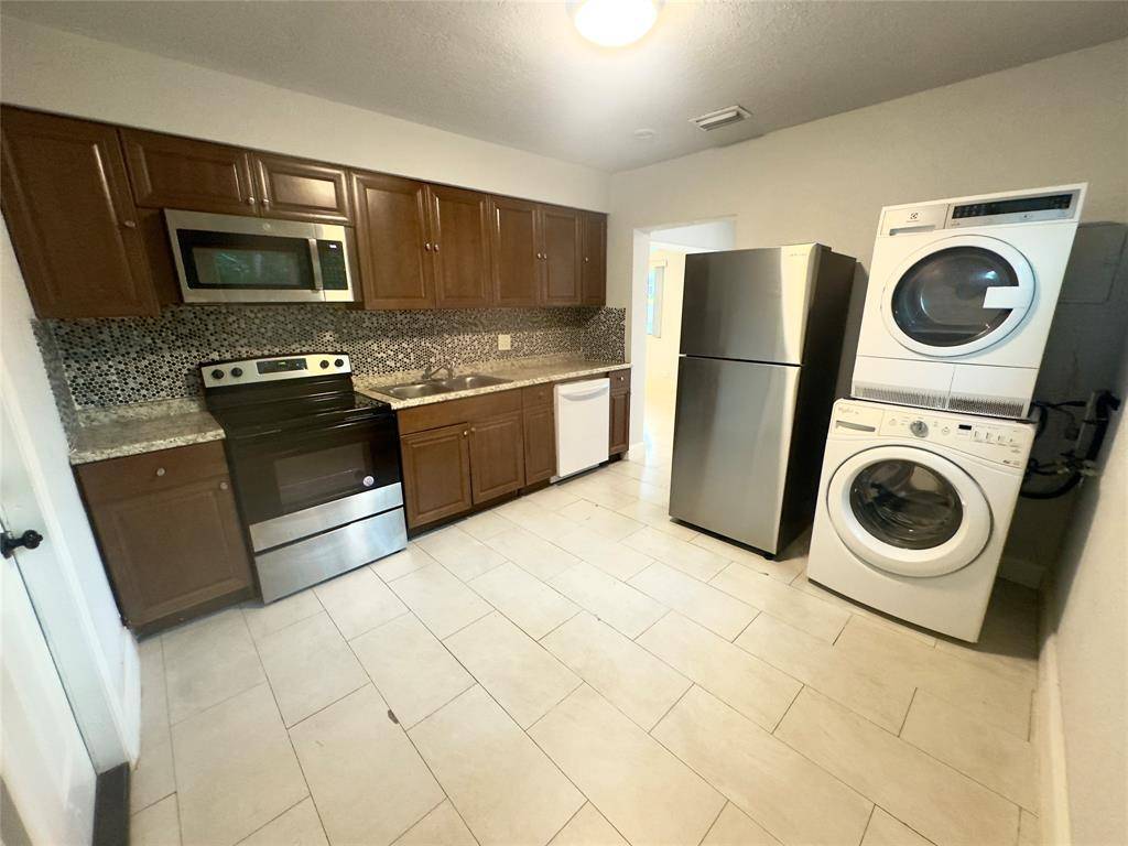 Hollywood, FL 33021,5605 Polk St