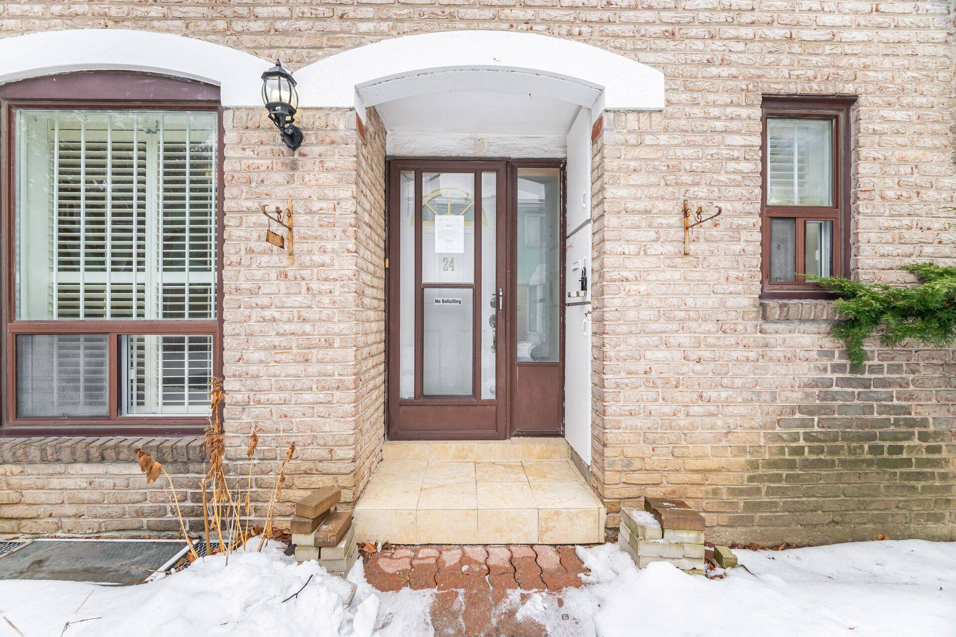 Toronto W05, ON M3N 2G7,25 Gosford BLVD #24