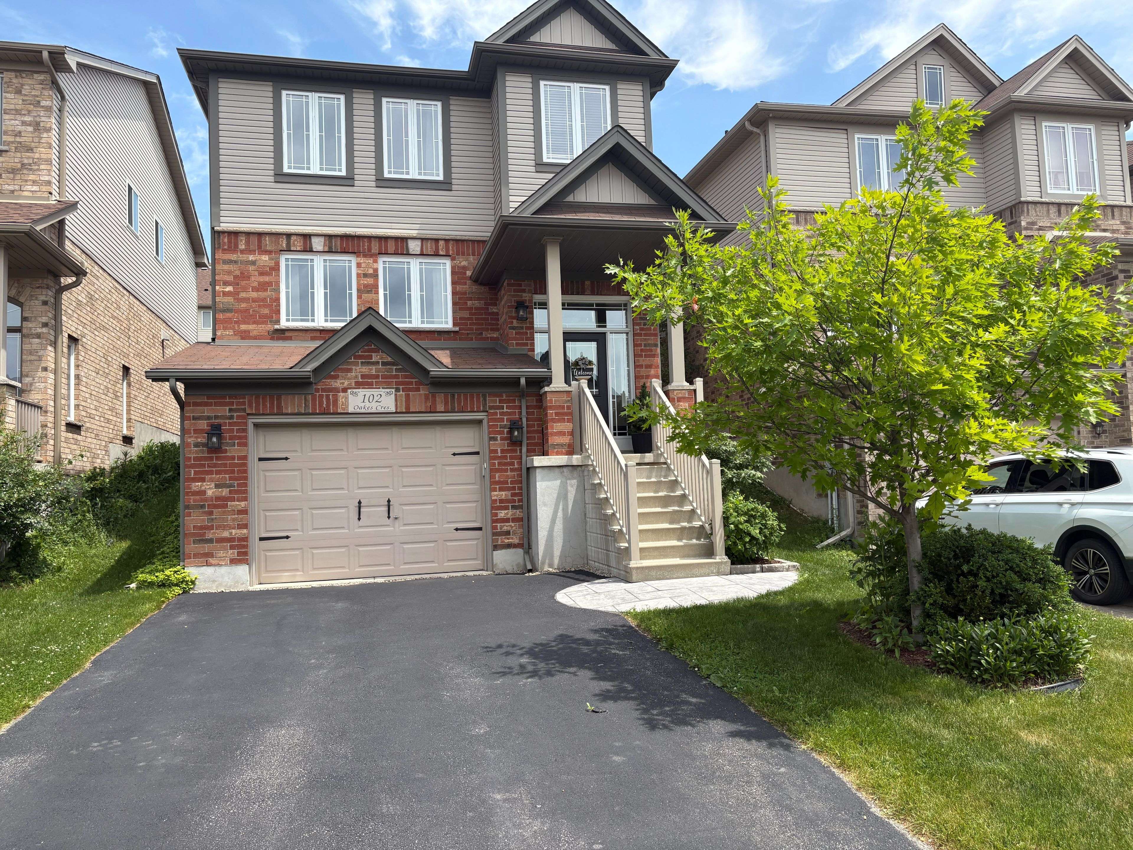 Guelph, ON N1E 0J5,102 Oakes CRES