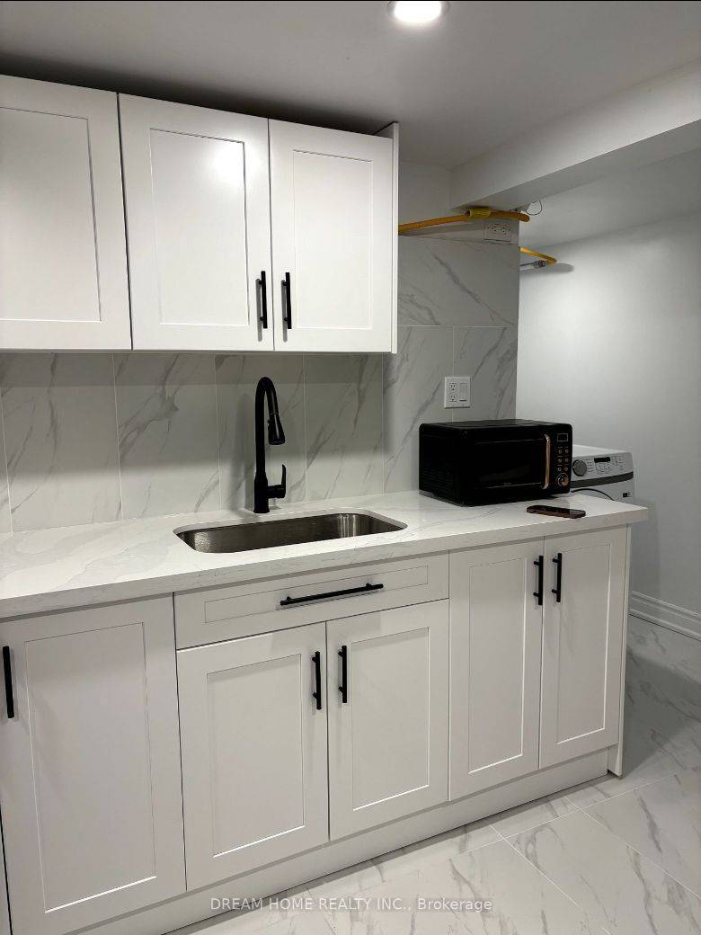 Toronto C08, ON M4Y 1X6,337 Mutual ST W #Bsmt B2