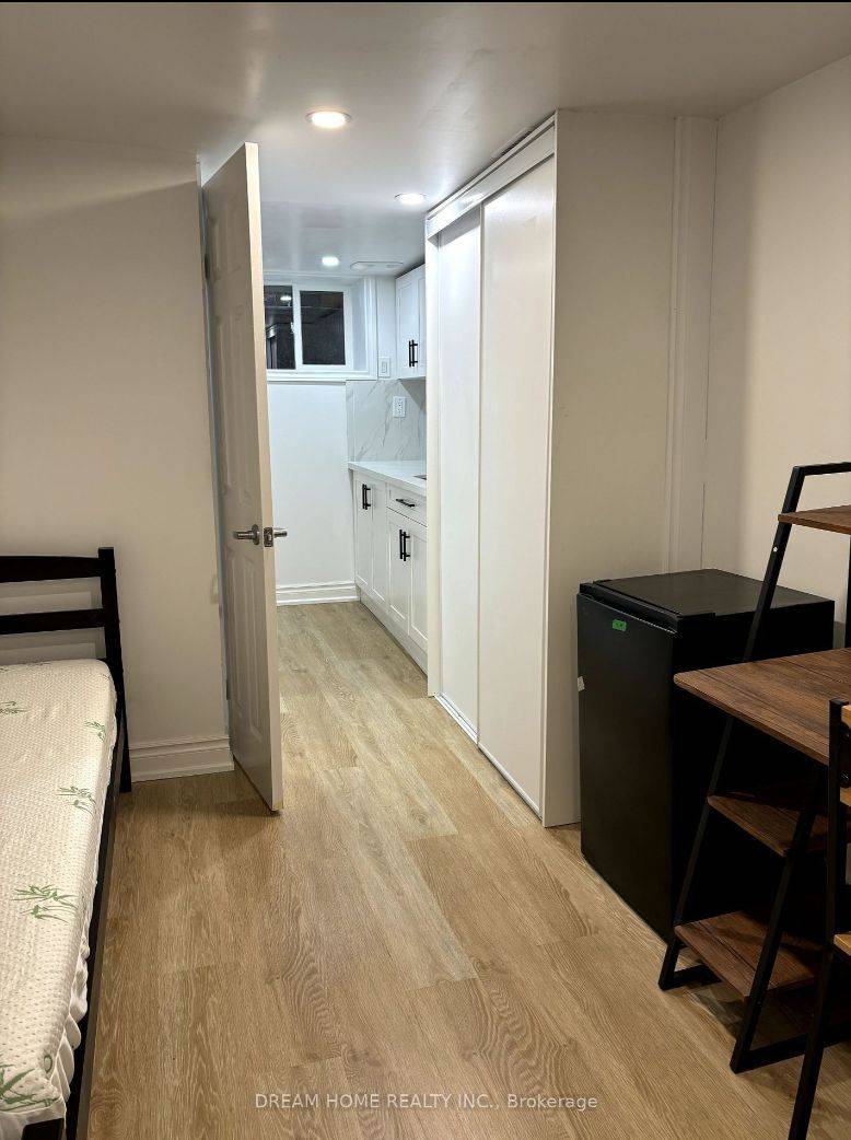 Toronto C08, ON M4Y 1X6,337 Mutual ST W #Bsmt B2