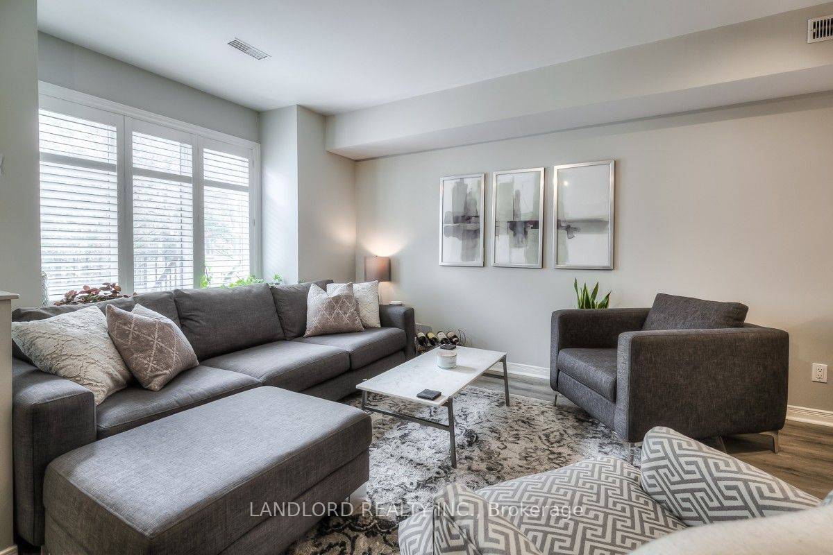 Toronto C01, ON M6J 3W5,208 Niagara ST #90