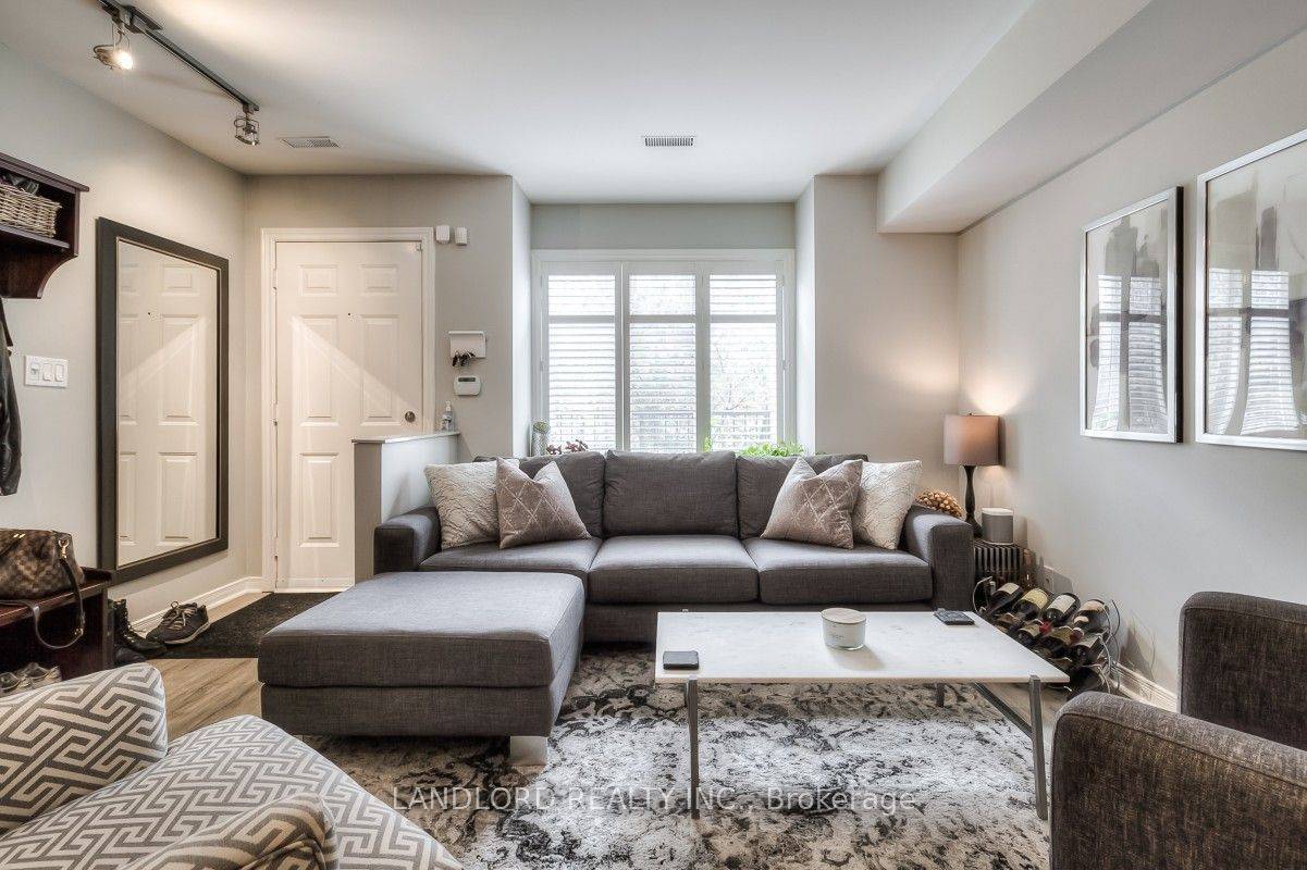 Toronto C01, ON M6J 3W5,208 Niagara ST #90