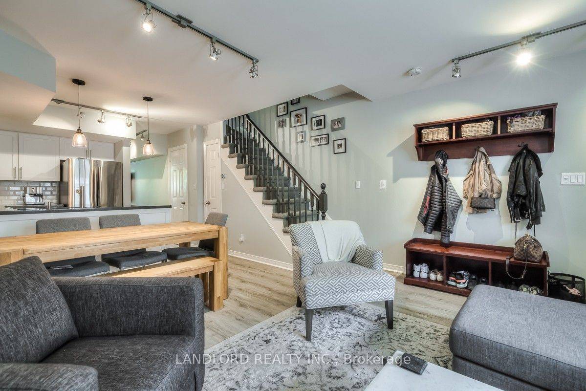 Toronto C01, ON M6J 3W5,208 Niagara ST #90