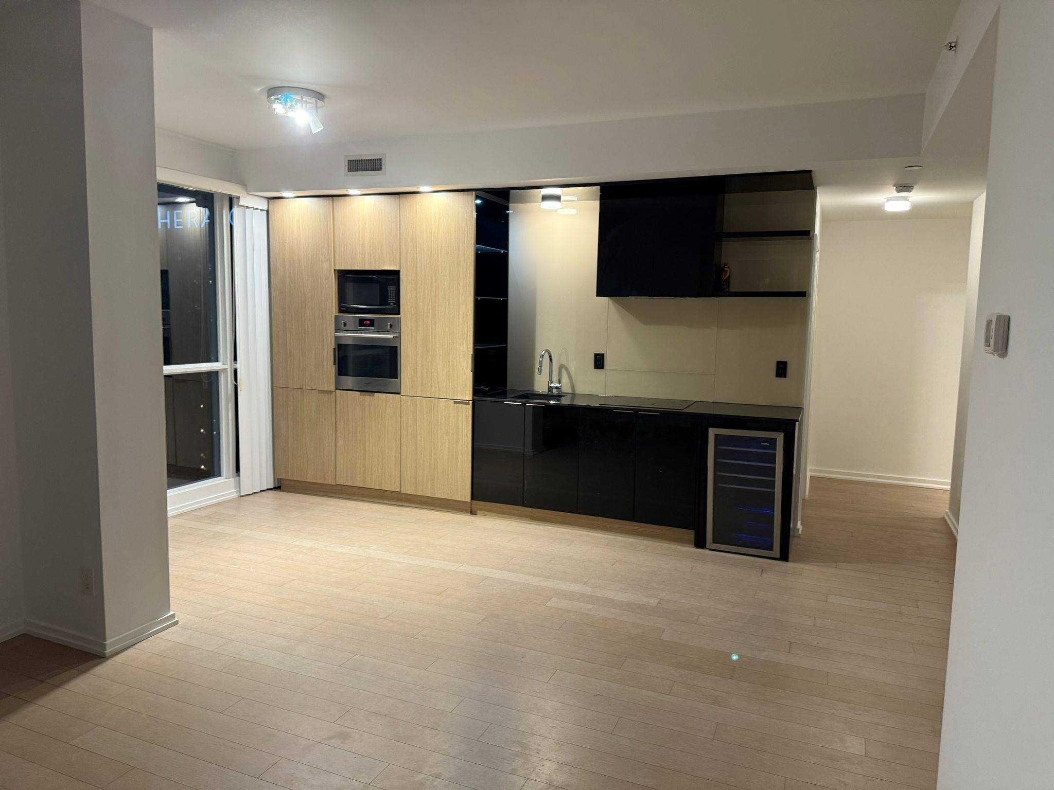 Toronto C01, ON M5H 4E8,70 Temperance ST #3811