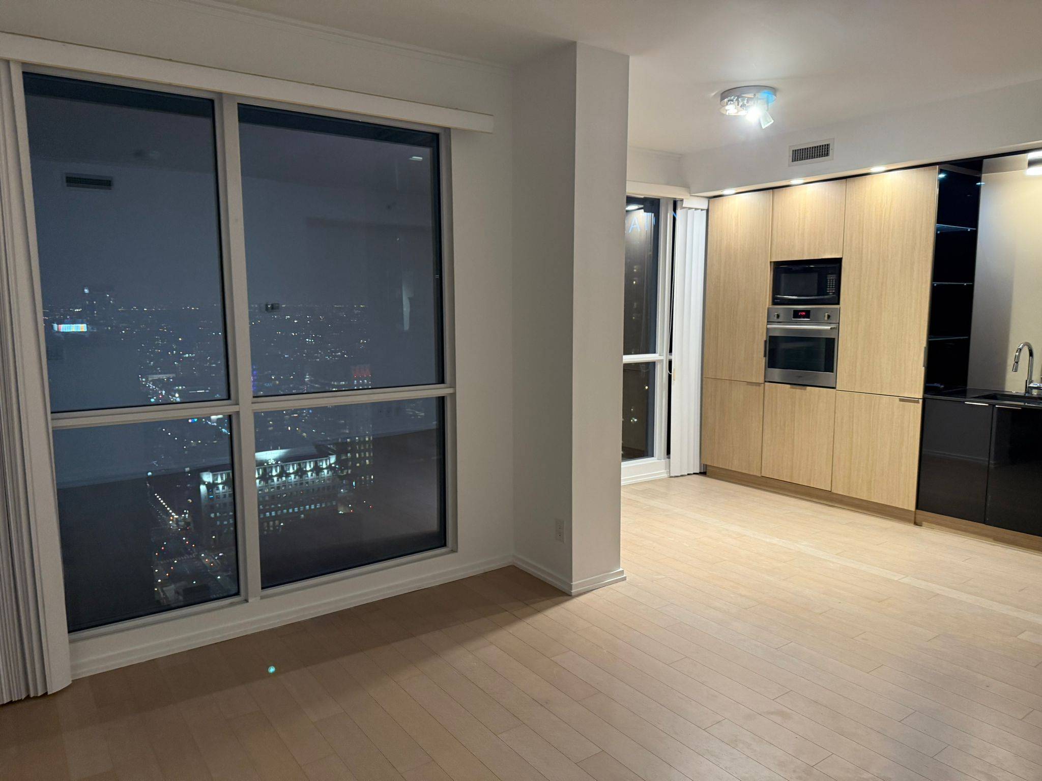 Toronto C01, ON M5H 4E8,70 Temperance ST #3811