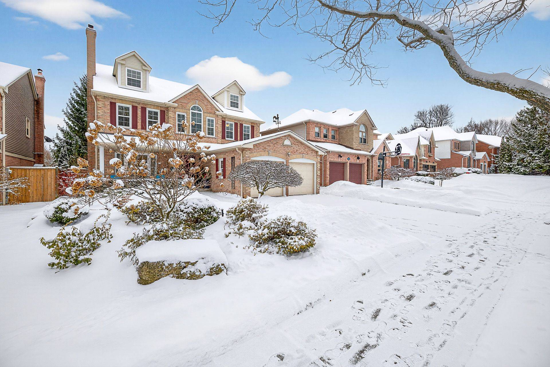 Whitby, ON L1P 1L5,27 Kennett DR