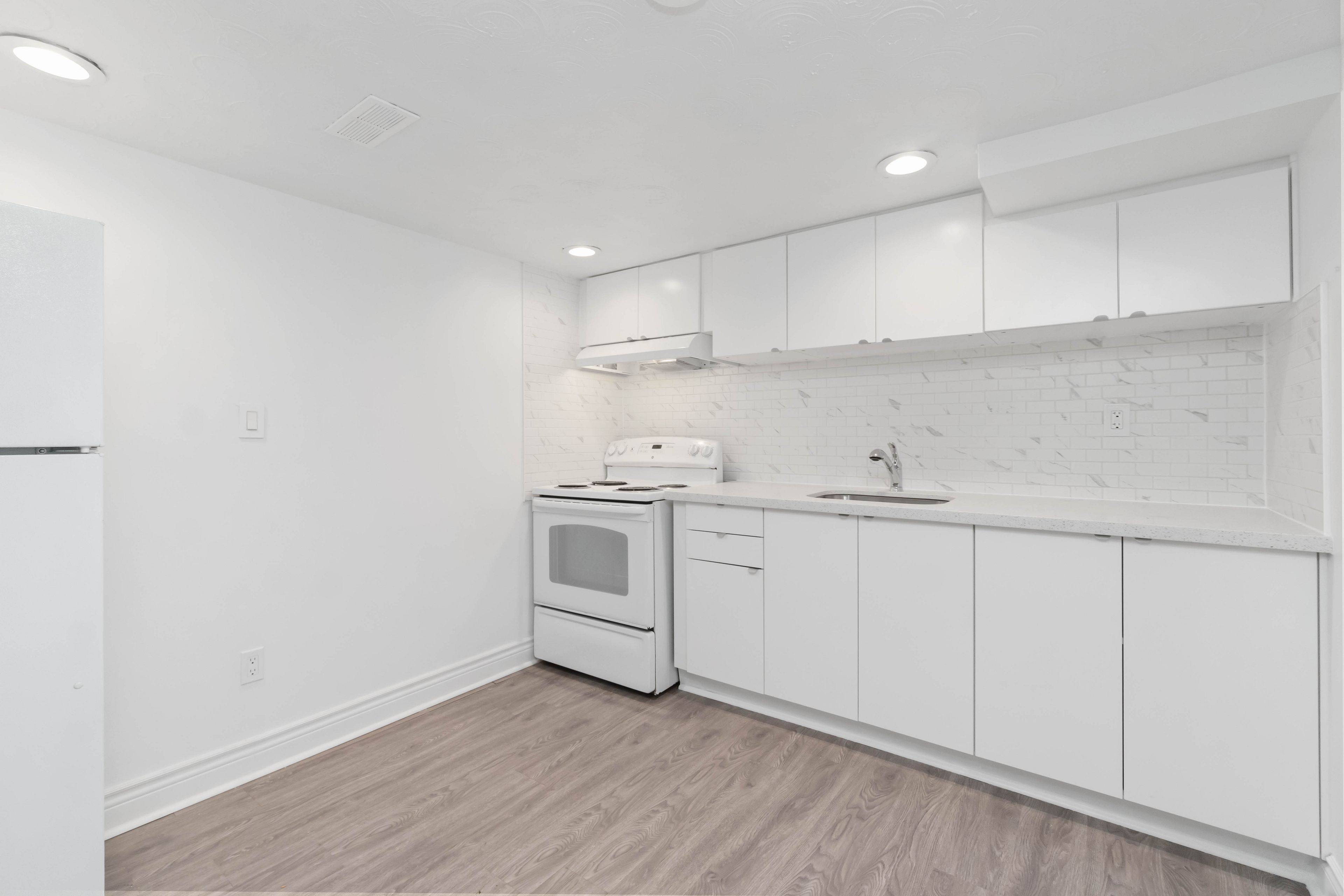 Toronto E04, ON M1R 4A6,10 Compton DR #Bsmt