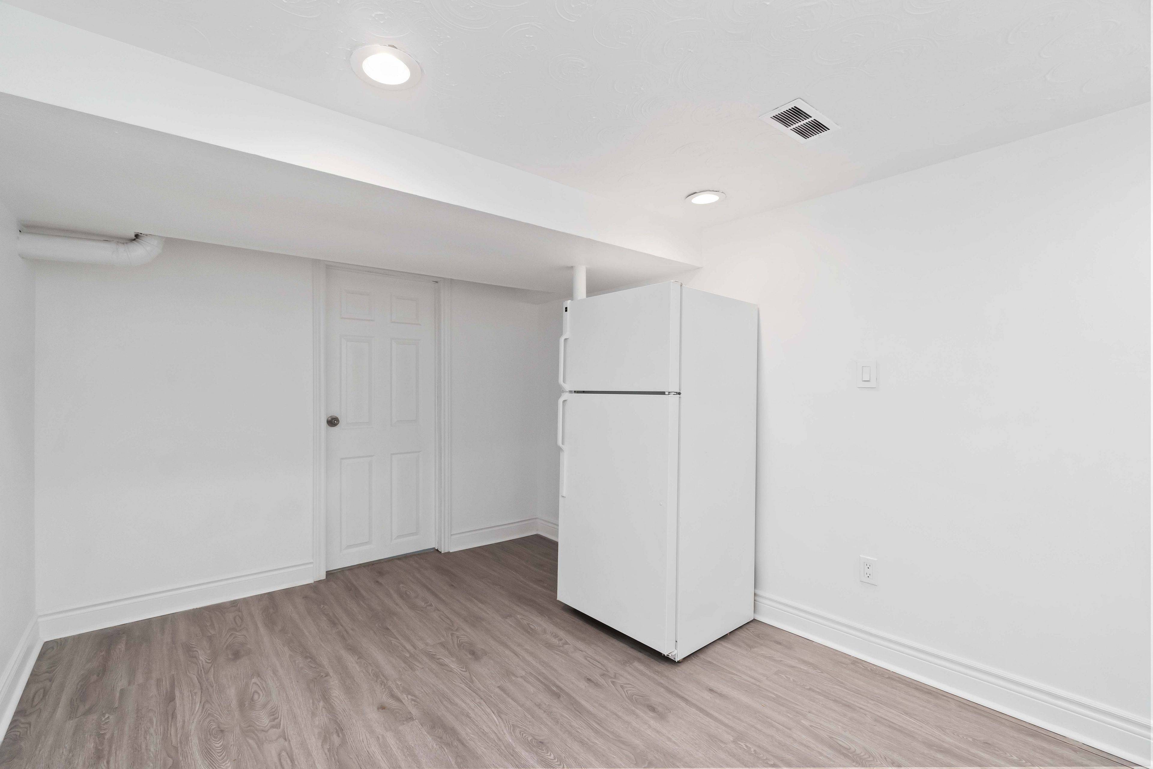 Toronto E04, ON M1R 4A6,10 Compton DR #Bsmt