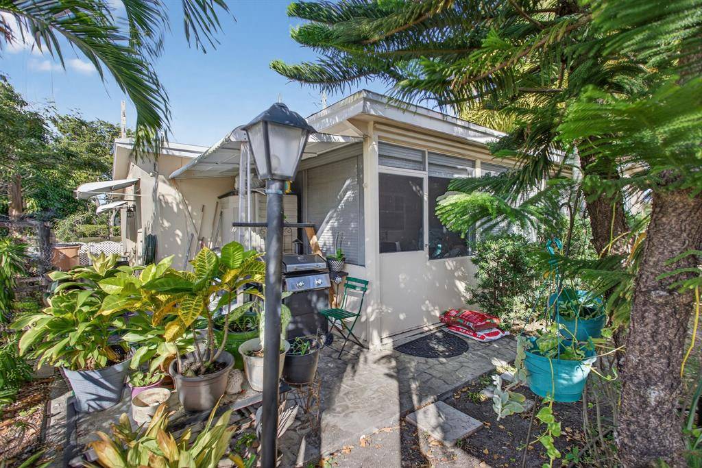 Deerfield Beach, FL 33064,910 NW 49th Ct