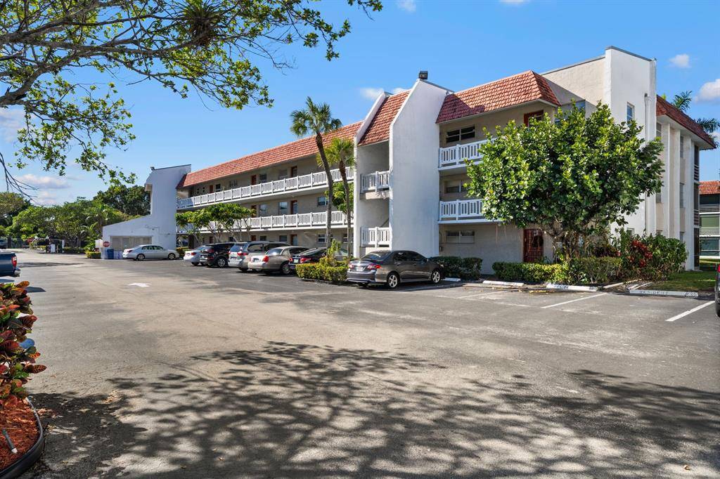 Lauderhill, FL 33319,3511 Inverrary Dr #208