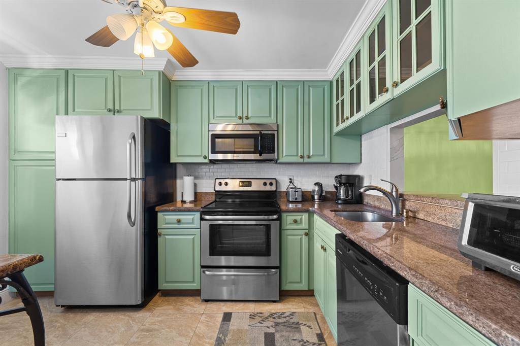 Lauderhill, FL 33319,3511 Inverrary Dr #208