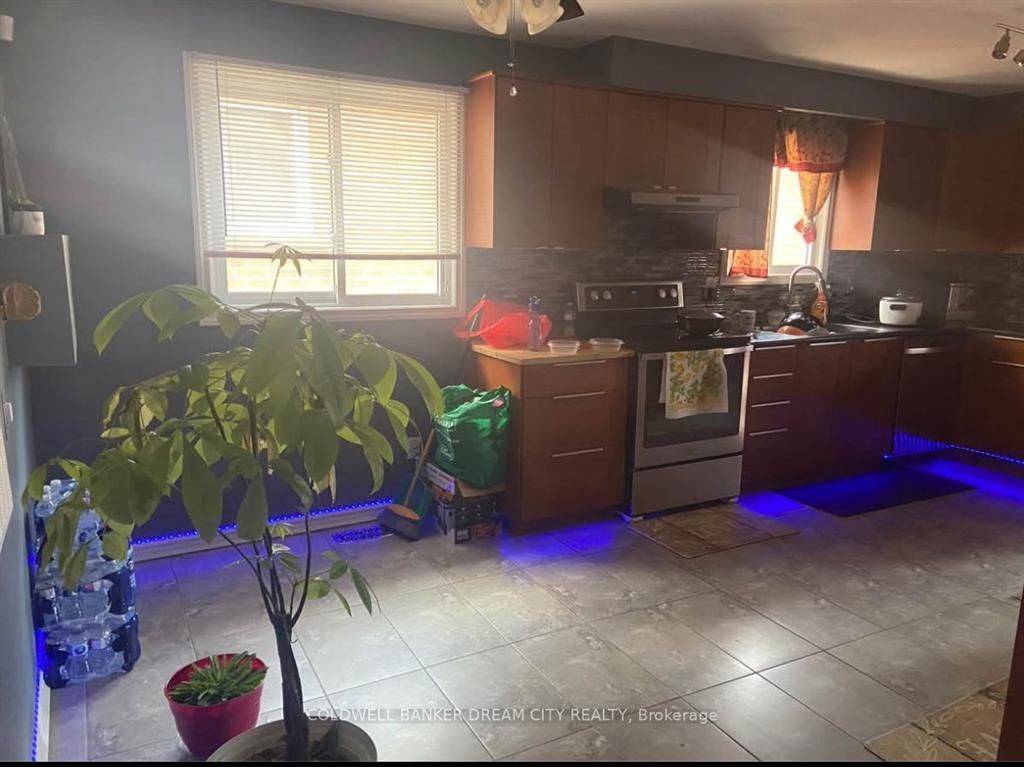 Brampton, ON L6Z 1J6,8 Maplehurst SQ