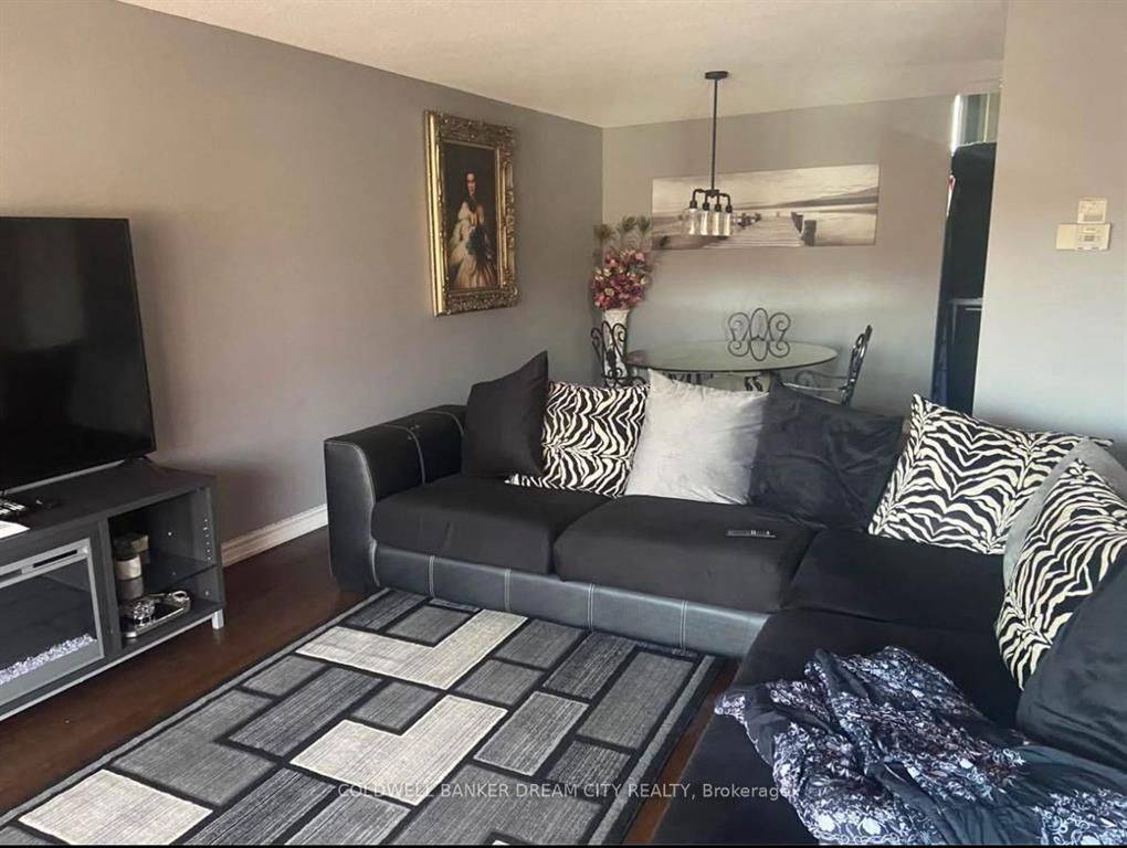 Brampton, ON L6Z 1J6,8 Maplehurst SQ