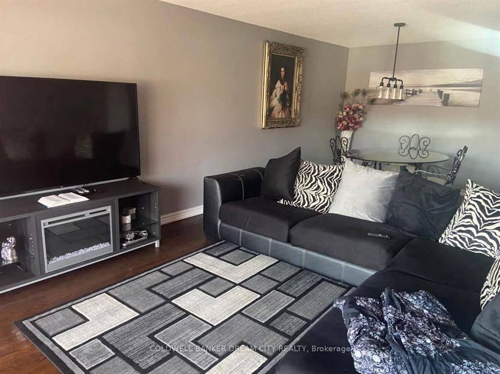 Brampton, ON L6Z 1J6,8 Maplehurst SQ