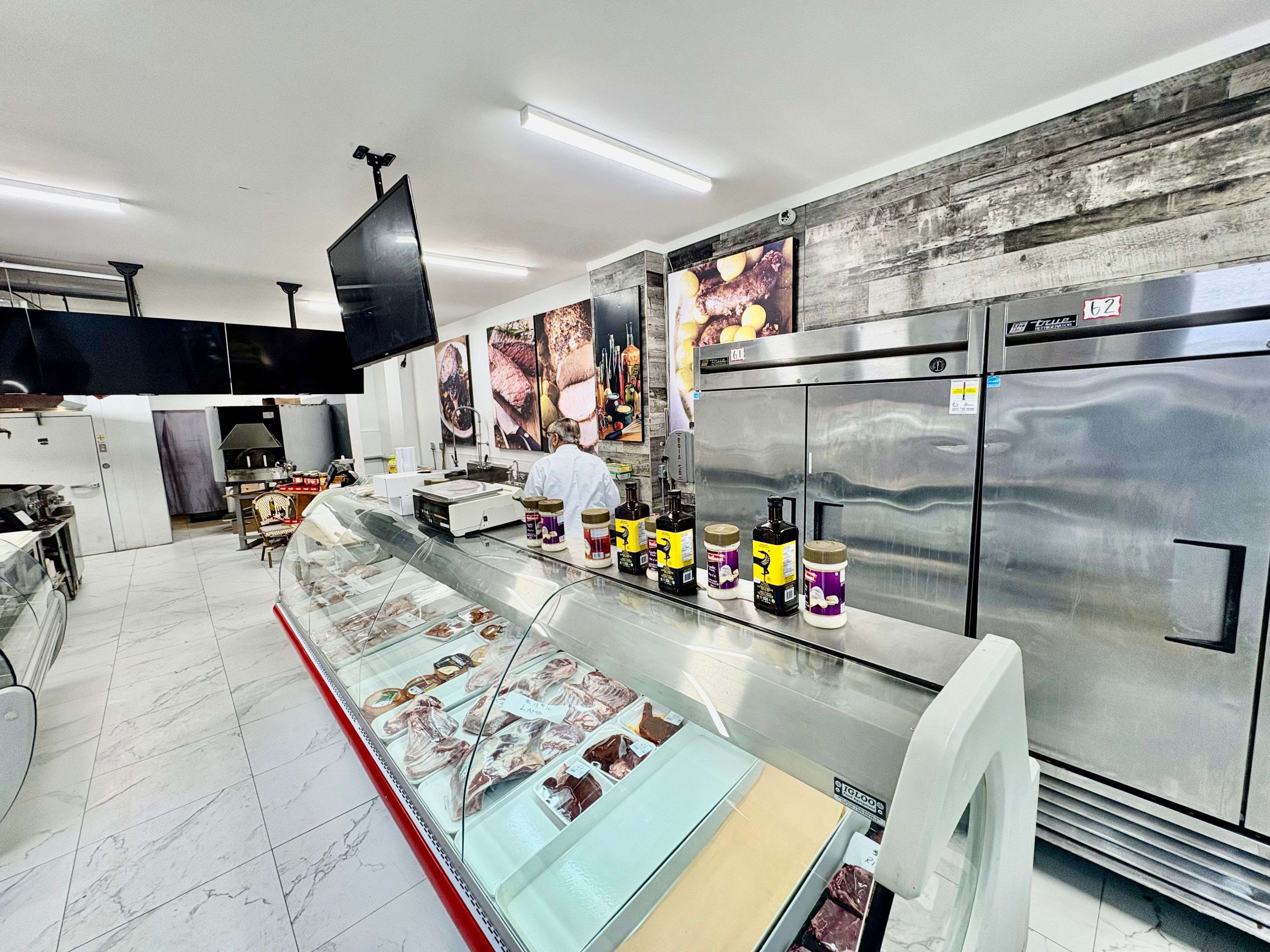 Toronto W06, ON M8V 1J9,2992 Lake Shore BLVD W