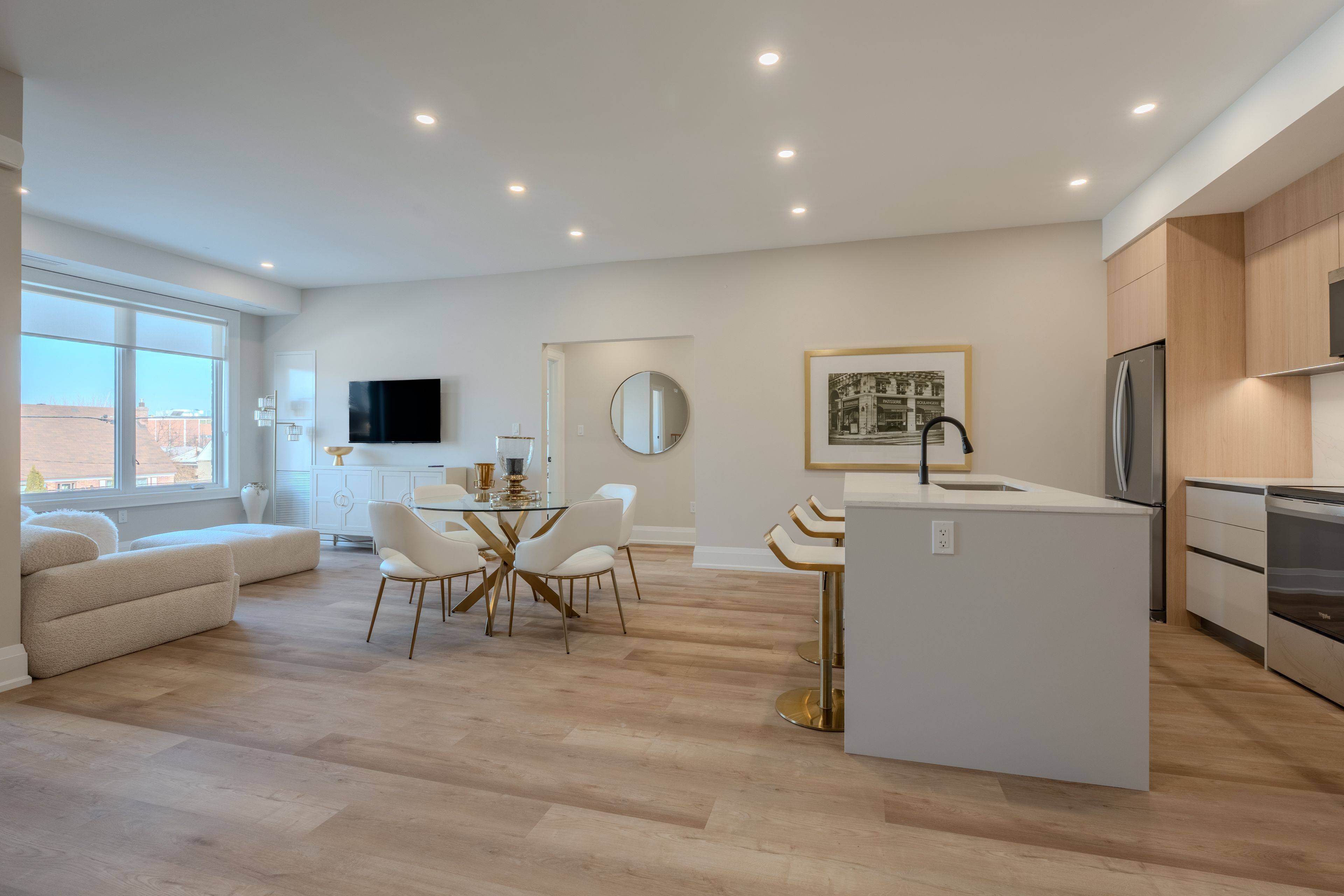 Toronto W04, ON M6A 1H9,25 Creston RD #25B