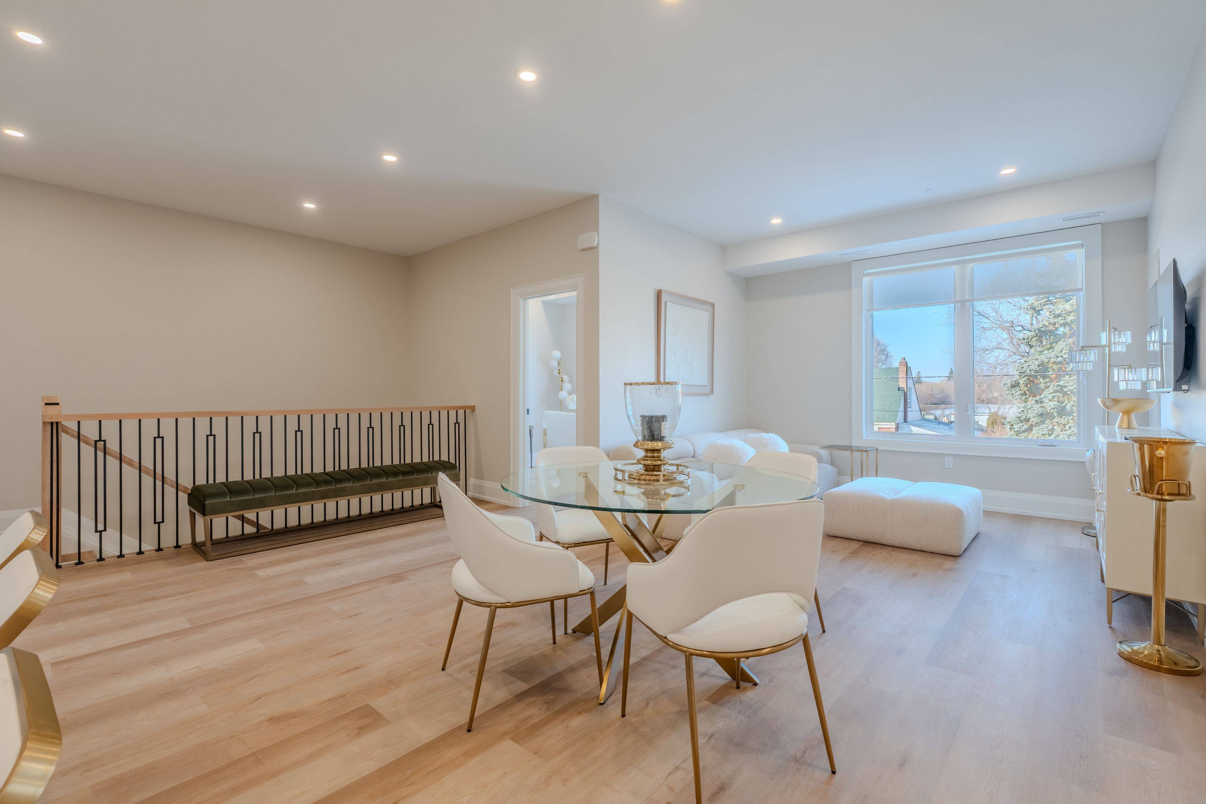 Toronto W04, ON M6A 1H9,25 Creston RD #25B