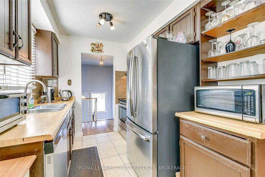 Mississauga, ON L5N 2G2,2383 Cobbinshaw CIR #Upper