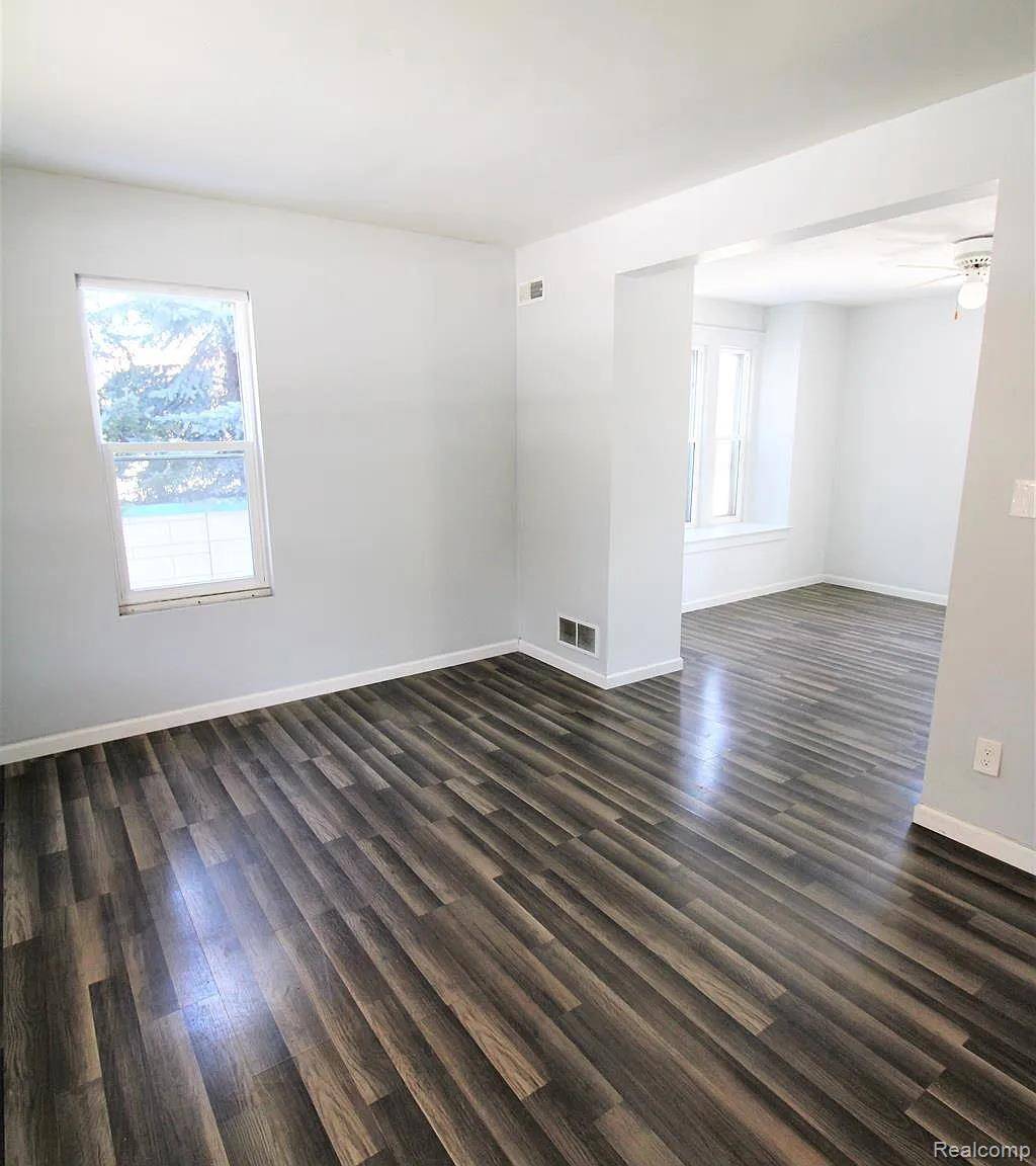 Royal Oak, MI 48067,813 S Center ST